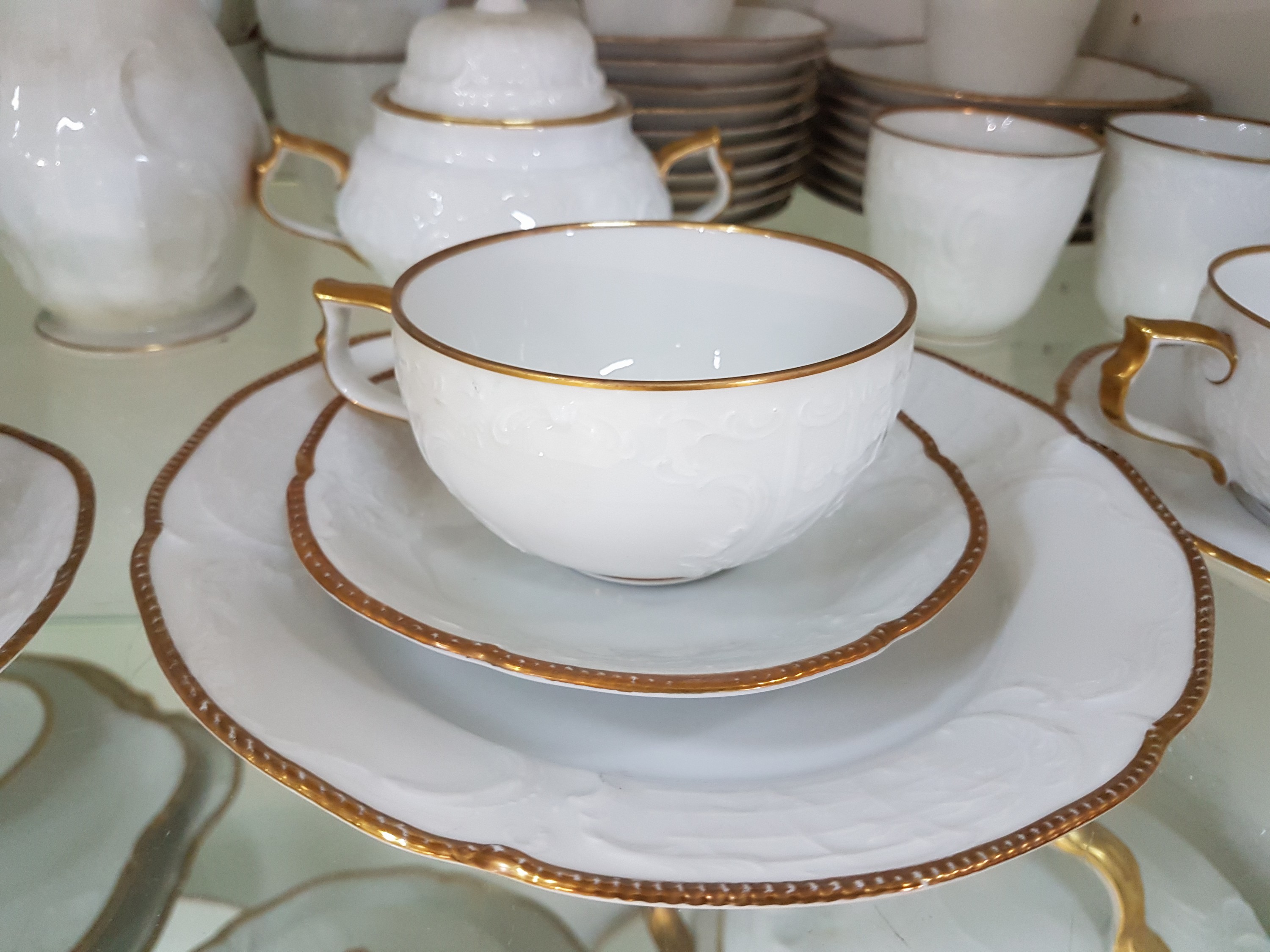 Detail c: Speise-, Kaffee- und Teeservice, Rosenthal, Sanssouci, Porzellan, Reliefzier, Goldrand (berieben), 12 Kaffeetassen mit UT, 11 Teetassen mit UT, 14 ...