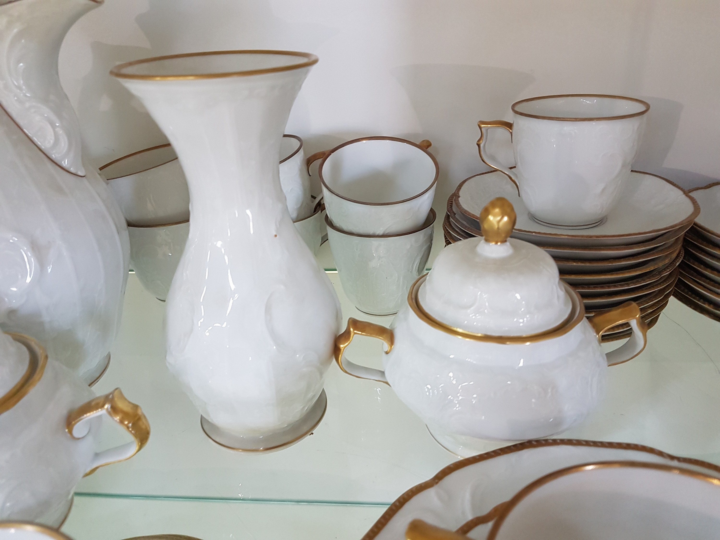 Detail d: Speise-, Kaffee- und Teeservice, Rosenthal, Sanssouci, Porzellan, Reliefzier, Goldrand (berieben), 12 Kaffeetassen mit UT, 11 Teetassen mit UT, 14 ...