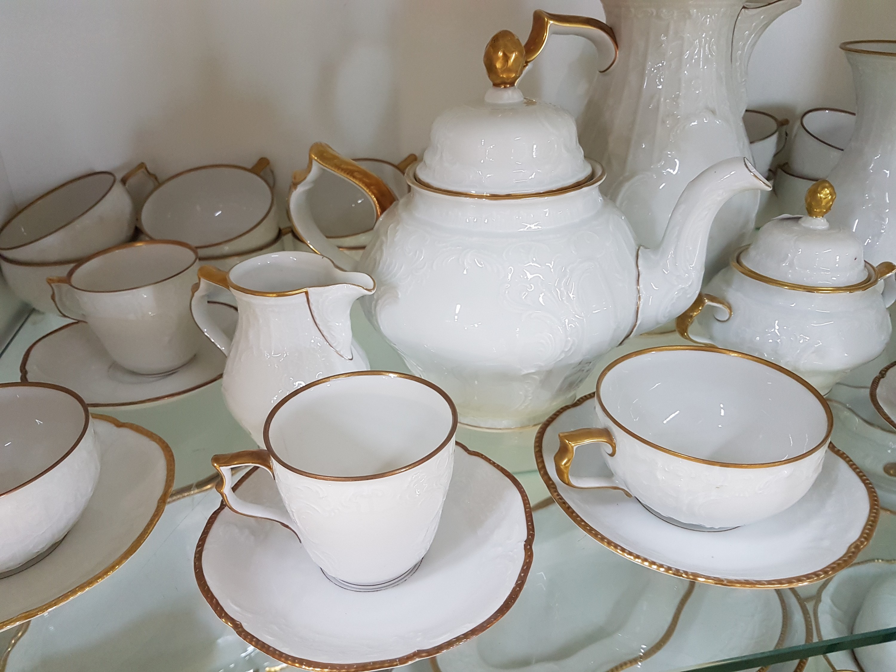 Detail e: Speise-, Kaffee- und Teeservice, Rosenthal, Sanssouci, Porzellan, Reliefzier, Goldrand (berieben), 12 Kaffeetassen mit UT, 11 Teetassen mit UT, 14 ...