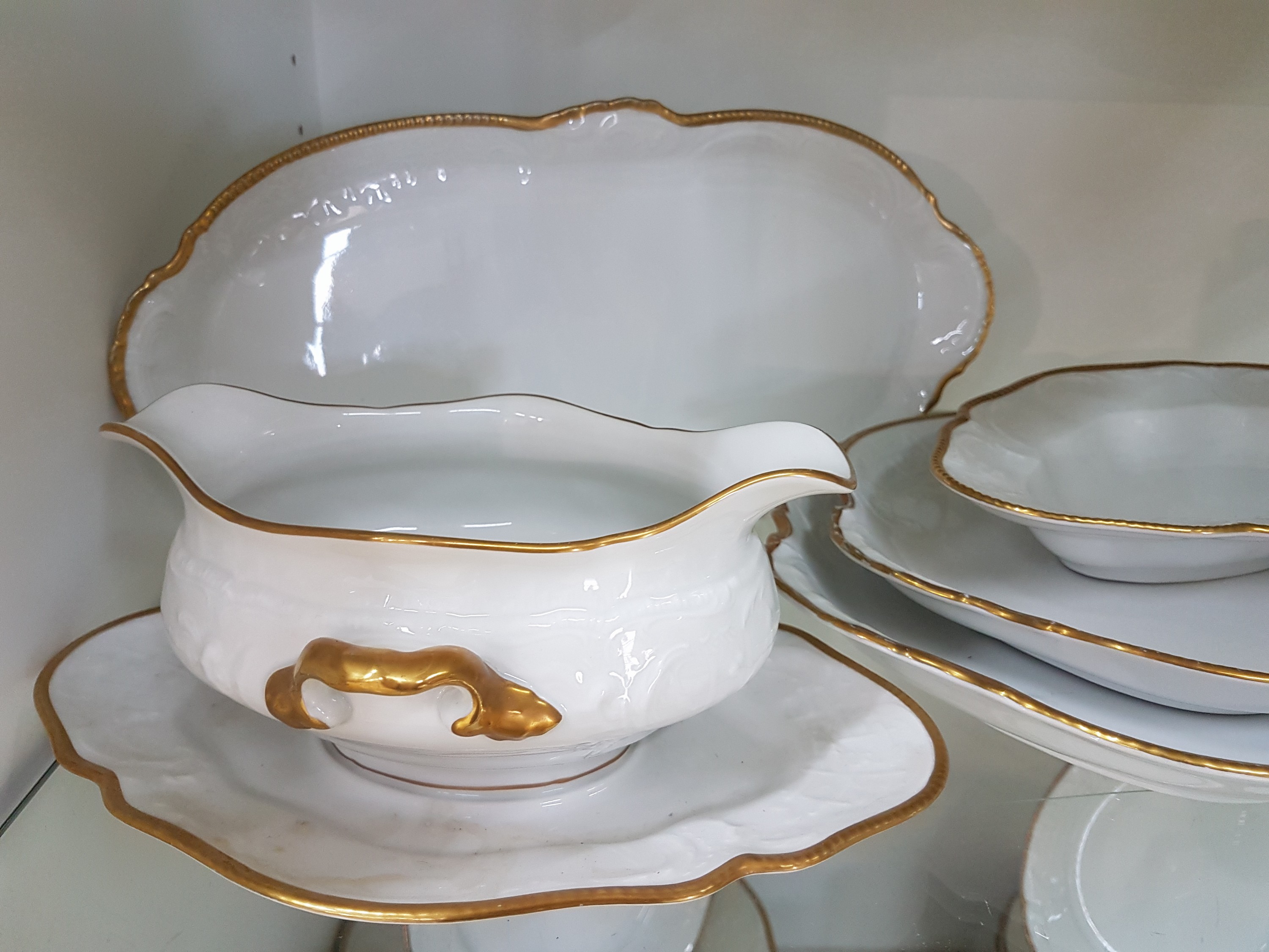 Detail f: Speise-, Kaffee- und Teeservice, Rosenthal, Sanssouci, Porzellan, Reliefzier, Goldrand (berieben), 12 Kaffeetassen mit UT, 11 Teetassen mit UT, 14 ...