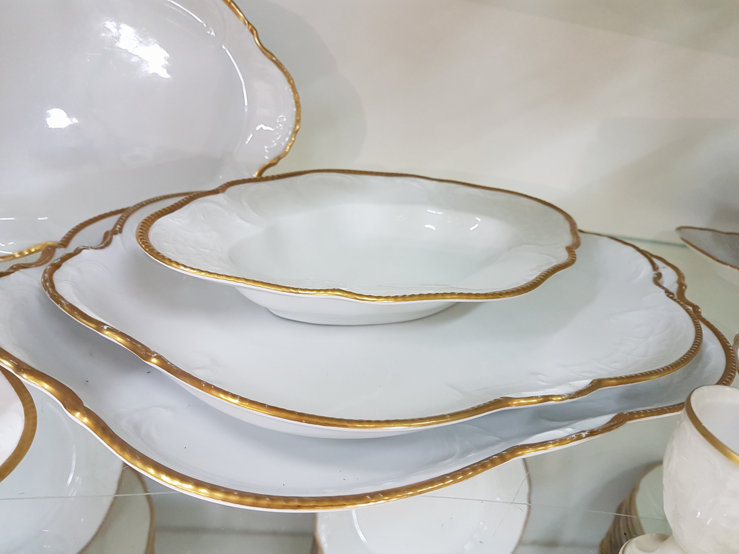 Detail g: Speise-, Kaffee- und Teeservice, Rosenthal, Sanssouci, Porzellan, Reliefzier, Goldrand (berieben), 12 Kaffeetassen mit UT, 11 Teetassen mit UT, 14 ...