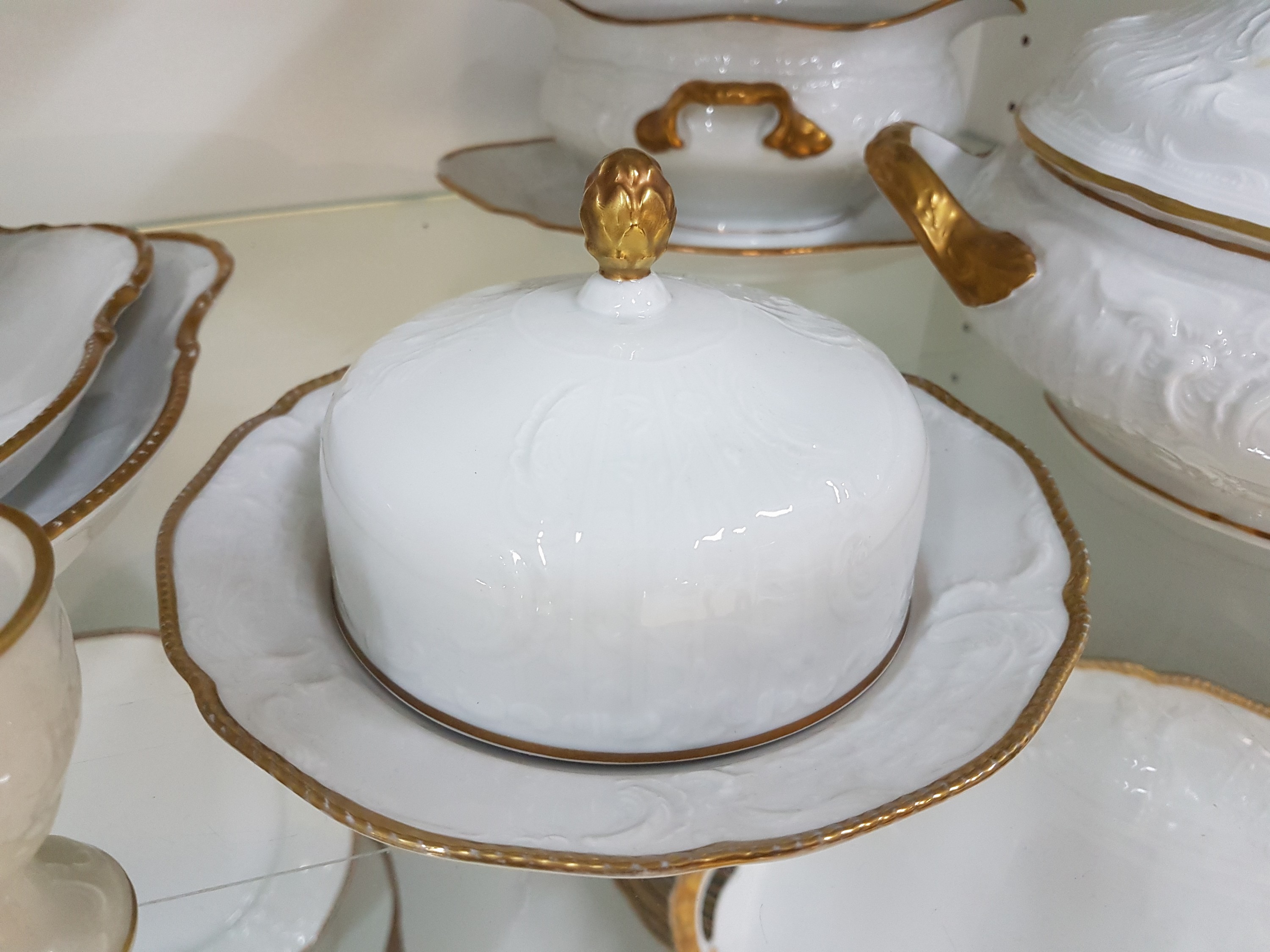 Detail h: Speise-, Kaffee- und Teeservice, Rosenthal, Sanssouci, Porzellan, Reliefzier, Goldrand (berieben), 12 Kaffeetassen mit UT, 11 Teetassen mit UT, 14 ...