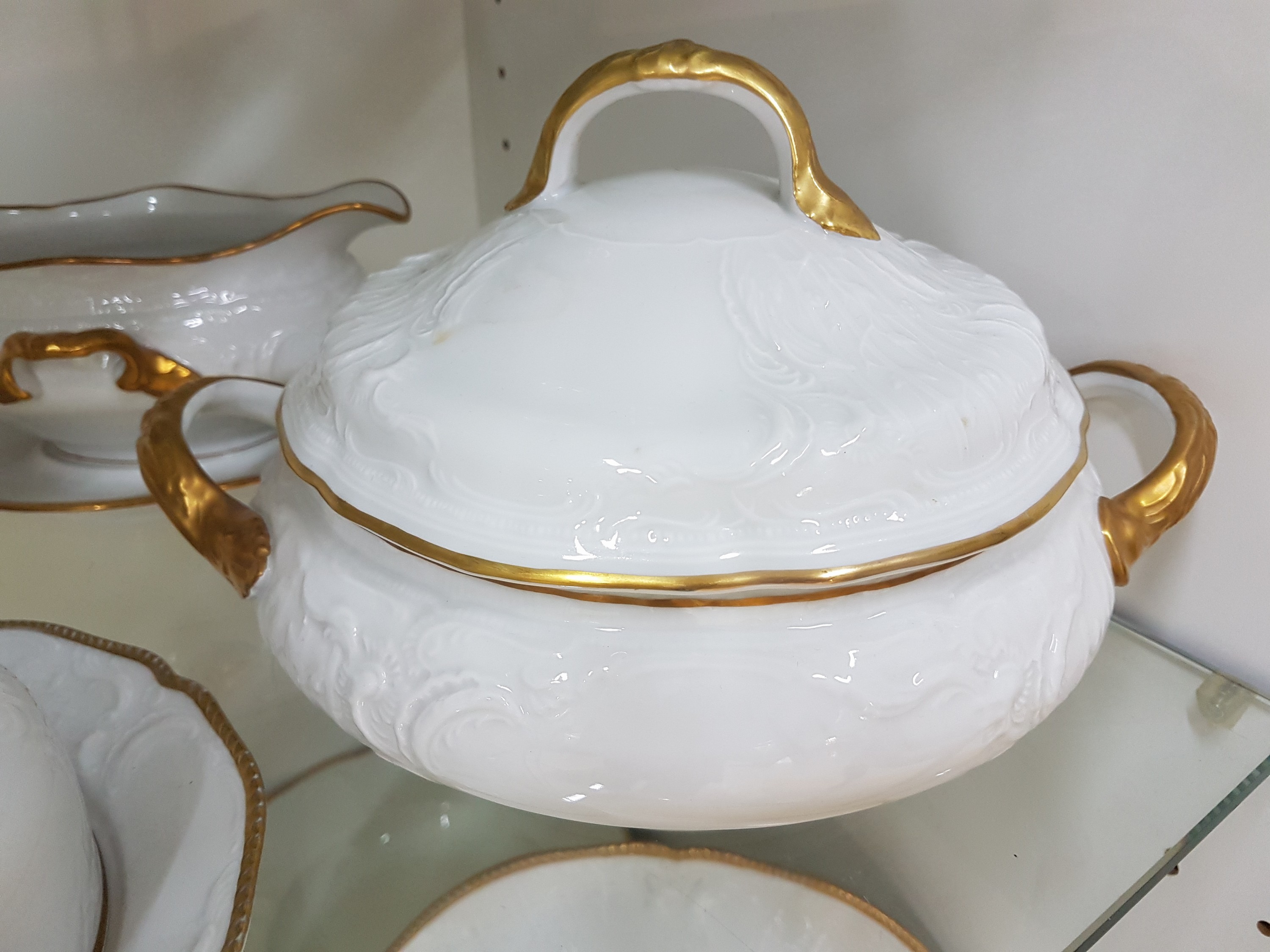 Detail i: Speise-, Kaffee- und Teeservice, Rosenthal, Sanssouci, Porzellan, Reliefzier, Goldrand (berieben), 12 Kaffeetassen mit UT, 11 Teetassen mit UT, 14 ...