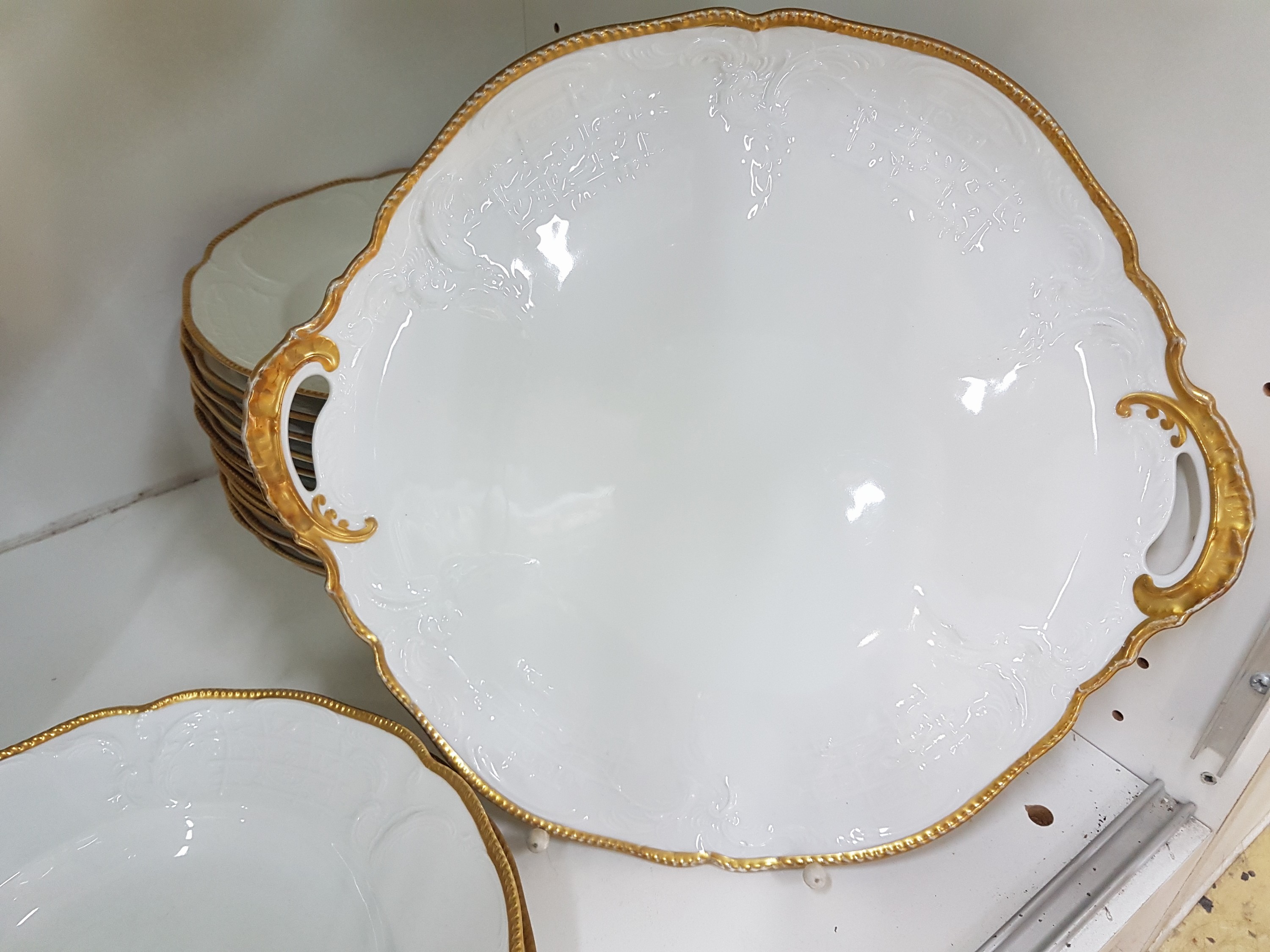 Detail j: Speise-, Kaffee- und Teeservice, Rosenthal, Sanssouci, Porzellan, Reliefzier, Goldrand (berieben), 12 Kaffeetassen mit UT, 11 Teetassen mit UT, 14 ...