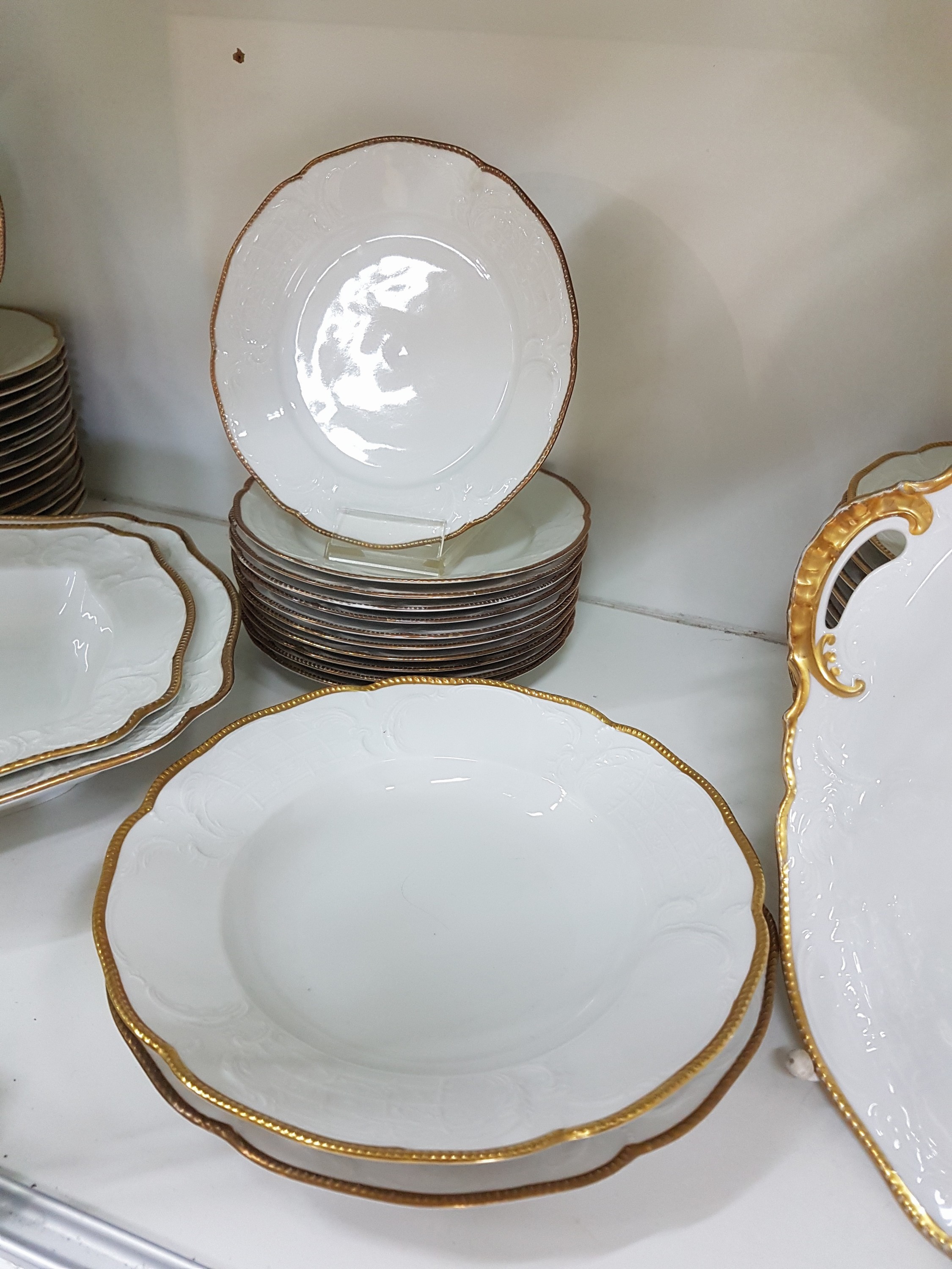 Detail k: Speise-, Kaffee- und Teeservice, Rosenthal, Sanssouci, Porzellan, Reliefzier, Goldrand (berieben), 12 Kaffeetassen mit UT, 11 Teetassen mit UT, 14 ...