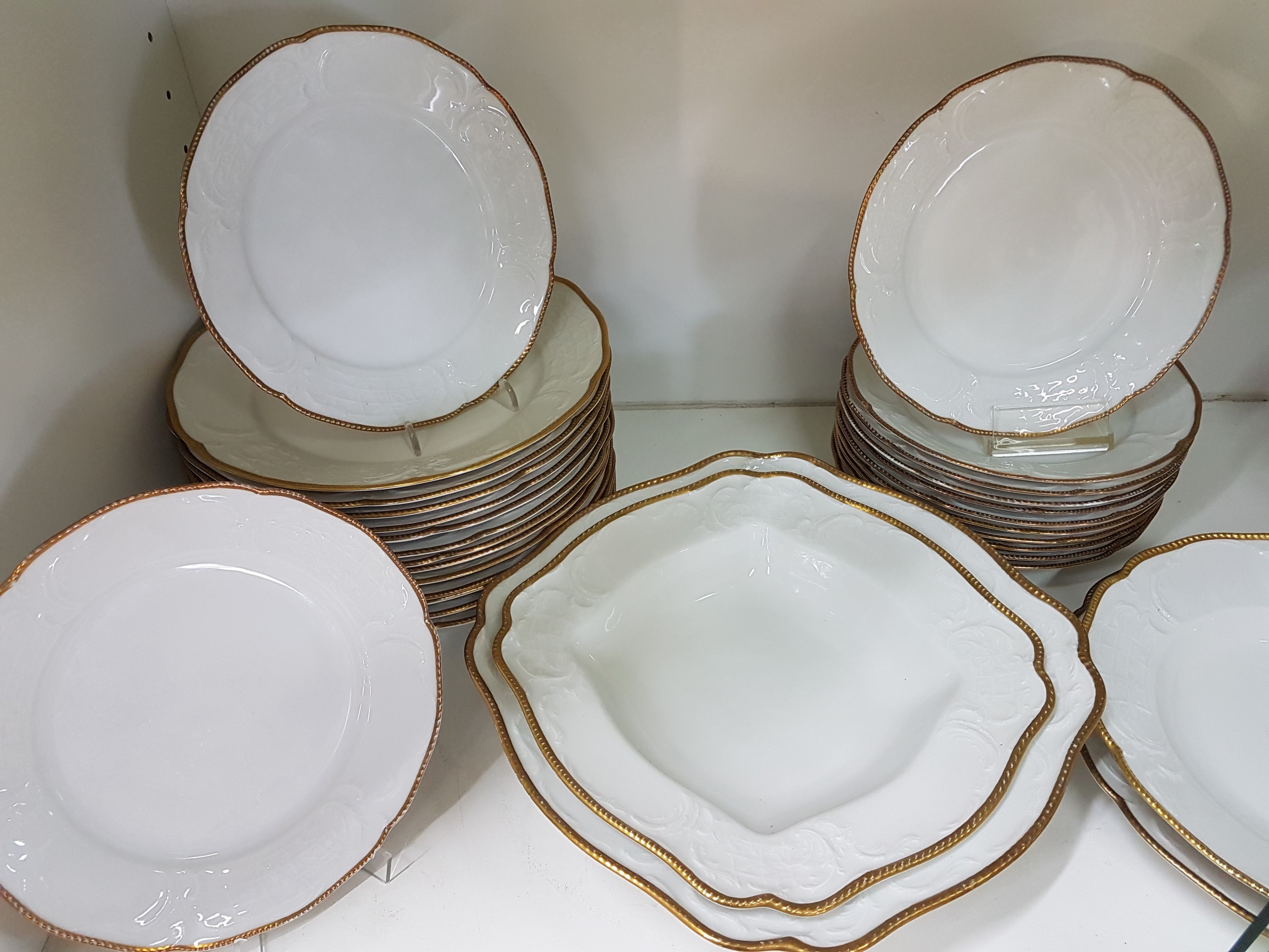 Detail l: Speise-, Kaffee- und Teeservice, Rosenthal, Sanssouci, Porzellan, Reliefzier, Goldrand (berieben), 12 Kaffeetassen mit UT, 11 Teetassen mit UT, 14 ...