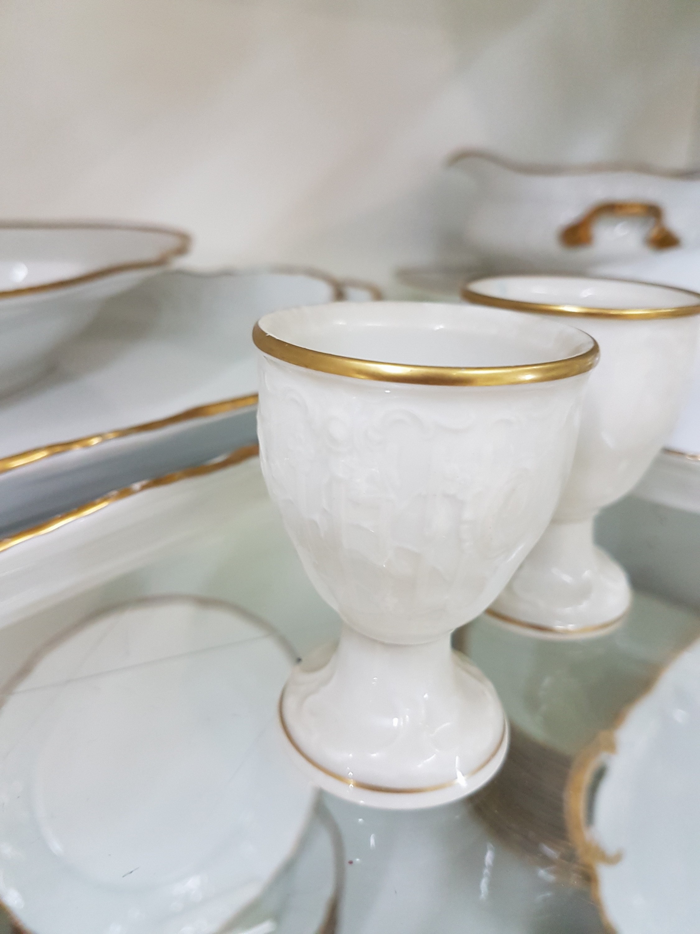 Detail m: Speise-, Kaffee- und Teeservice, Rosenthal, Sanssouci, Porzellan, Reliefzier, Goldrand (berieben), 12 Kaffeetassen mit UT, 11 Teetassen mit UT, 14 ...