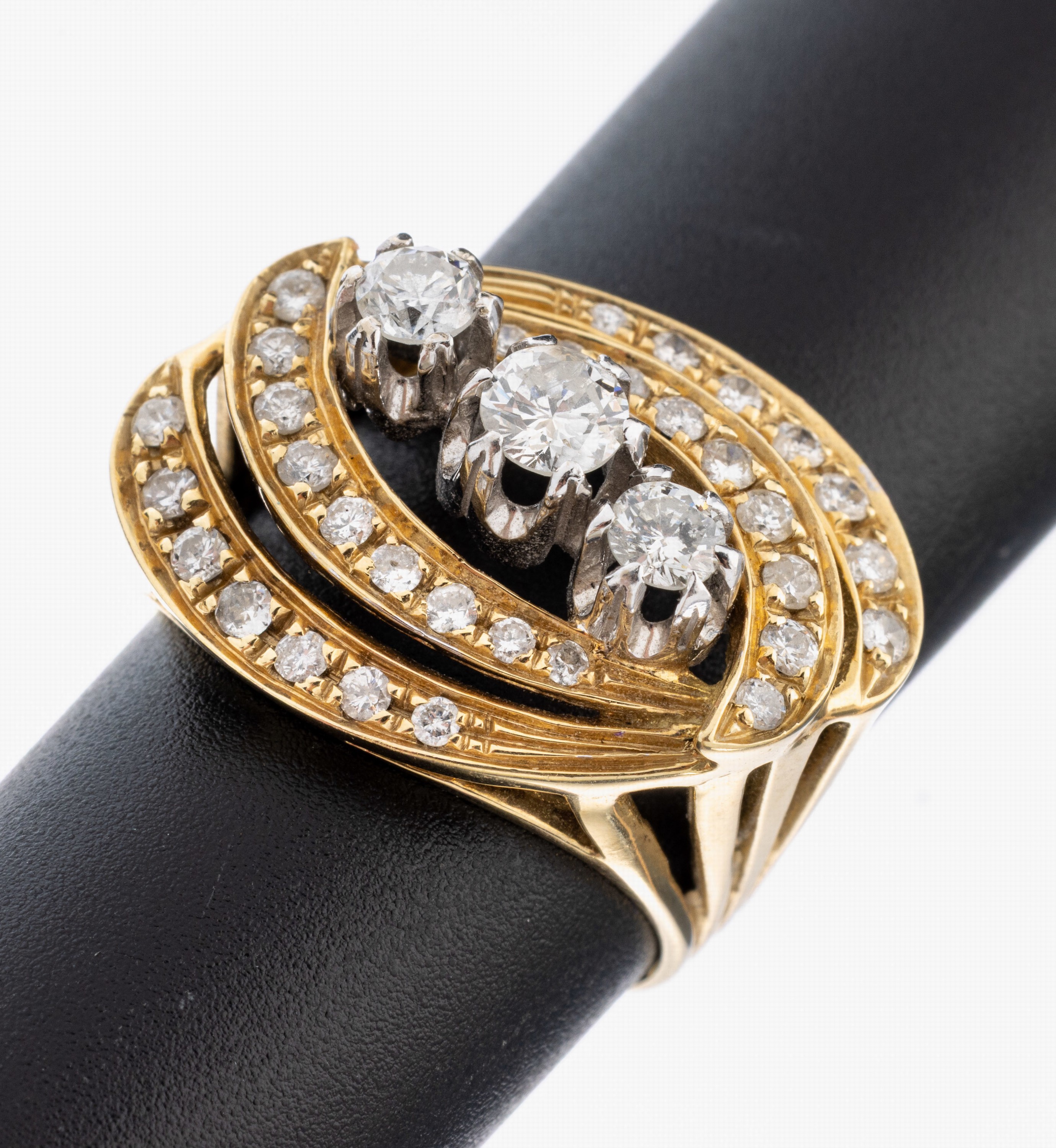 14 kt Gold Brillant-Ring, GG/WG 585/000, geschwungener Ringkopf, mittig 3 in WG gefasste Brillanten zus. ca. 0.70 ct Weiß/p, 32 Brillanten zus. ca. ...