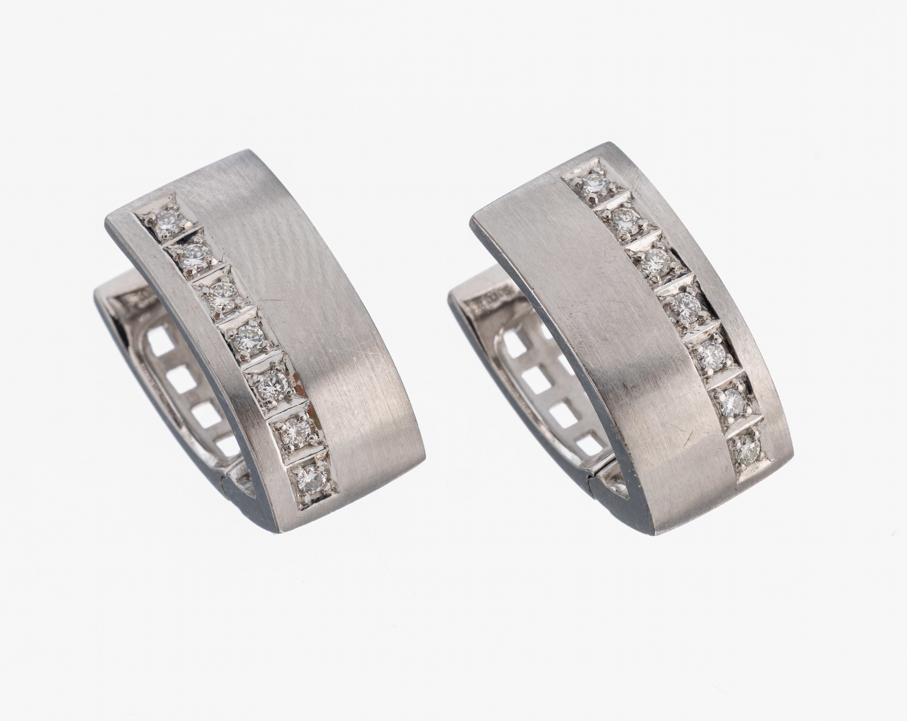 Paar 18 kt Gold Brillant-Ohrcreolen, WG 750/000, sat., schlichte Gestaltung, 14 Brillanten zus. ca. 0.21 ct (grav.) Weiß/si (Reinheit grav.), ca. ...