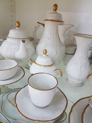 26973815b - Speise-, Kaffee- und Teeservice, Rosenthal, Sanssouci, Porzellan, Reliefzier, Goldrand ...