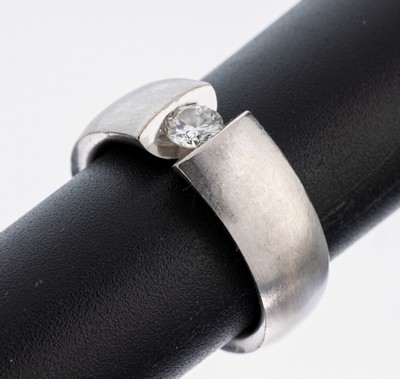 Image 26973892 - 18 kt Gold Brillant-Ring, GG 750/000, sat.,Spannringoptik, Brillant ca. 0.27 ct (grav.) ...