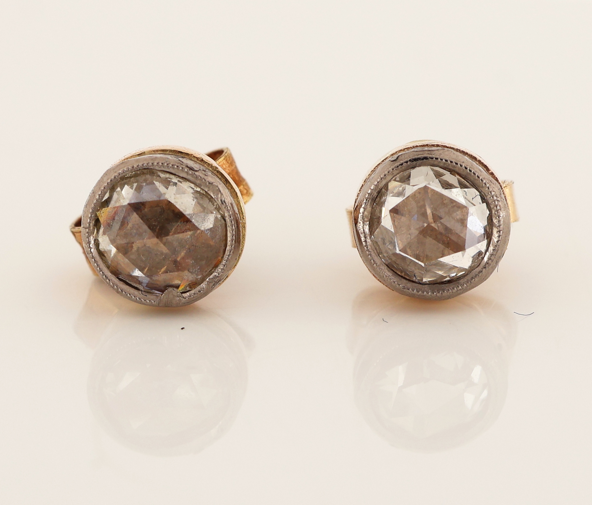 Detail a: Paar 14 kt Gold Diamant-Ohrstecker, GG 585/000 gepr., schlicht, 2 in Silber gefasste Diamantrosen, ca. 1.4 g