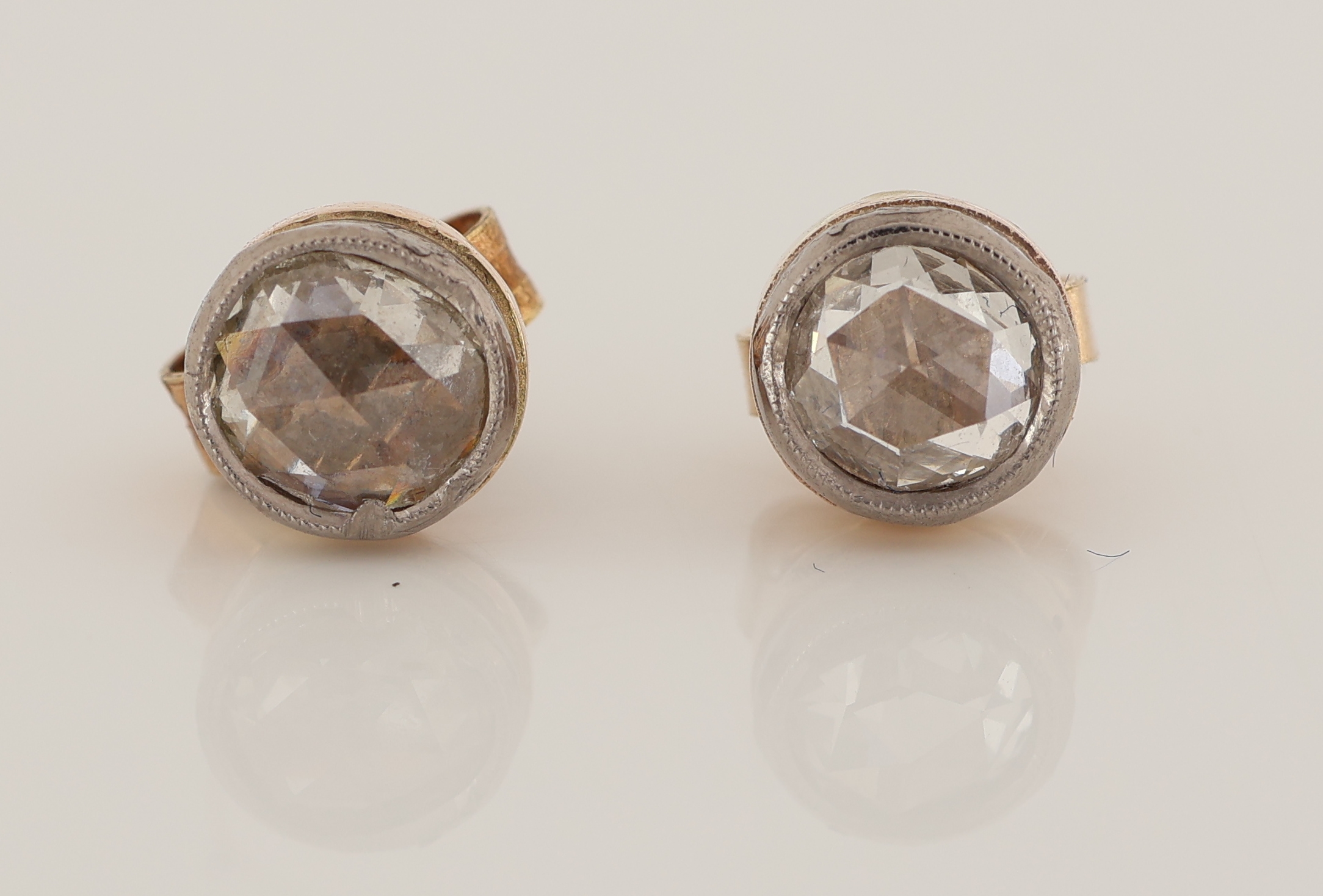 Detail b: Paar 14 kt Gold Diamant-Ohrstecker, GG 585/000 gepr., schlicht, 2 in Silber gefasste Diamantrosen, ca. 1.4 g