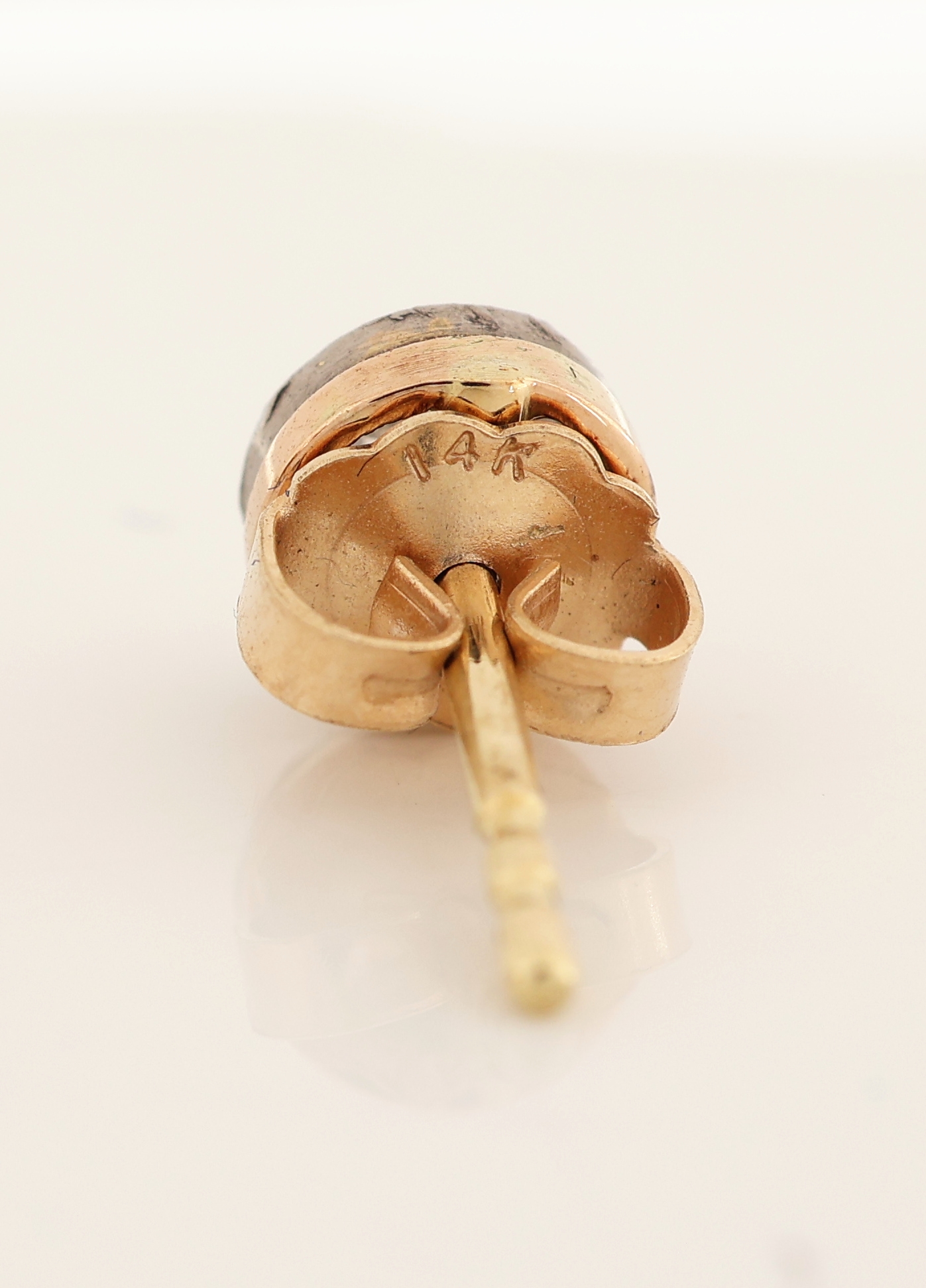 Detail c: Paar 14 kt Gold Diamant-Ohrstecker, GG 585/000 gepr., schlicht, 2 in Silber gefasste Diamantrosen, ca. 1.4 g