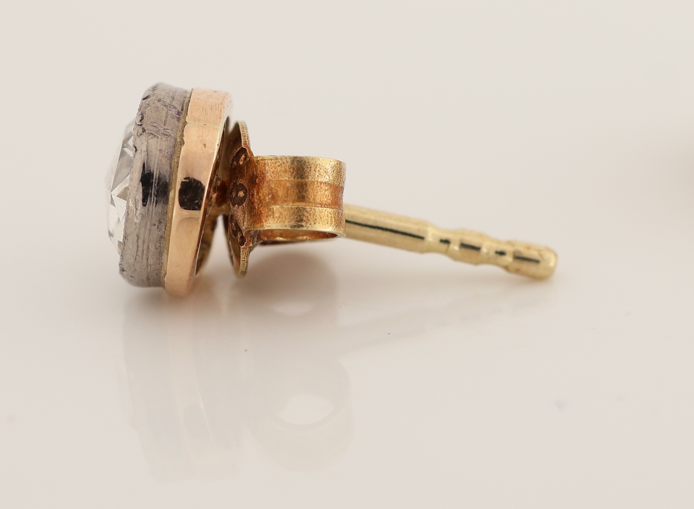 Detail d: Paar 14 kt Gold Diamant-Ohrstecker, GG 585/000 gepr., schlicht, 2 in Silber gefasste Diamantrosen, ca. 1.4 g