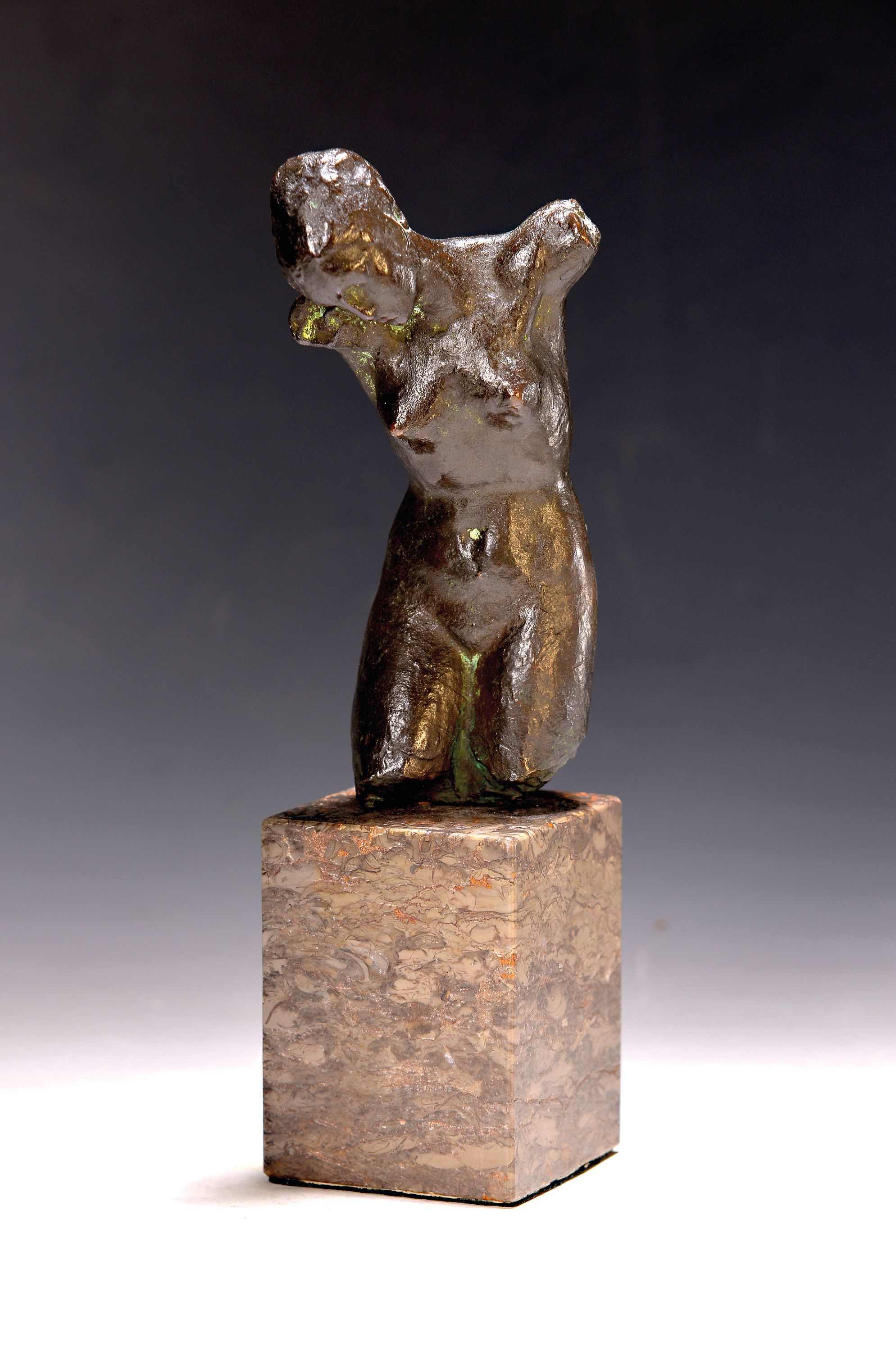 Detail k: Oskar Ufert, Zuschreibung, 1876 Frankfurt - 1952, Bronzefigur, Frauentorso leicht zur Seite geneigt, auf Marmor Postament, H. ca. 26.5 cm