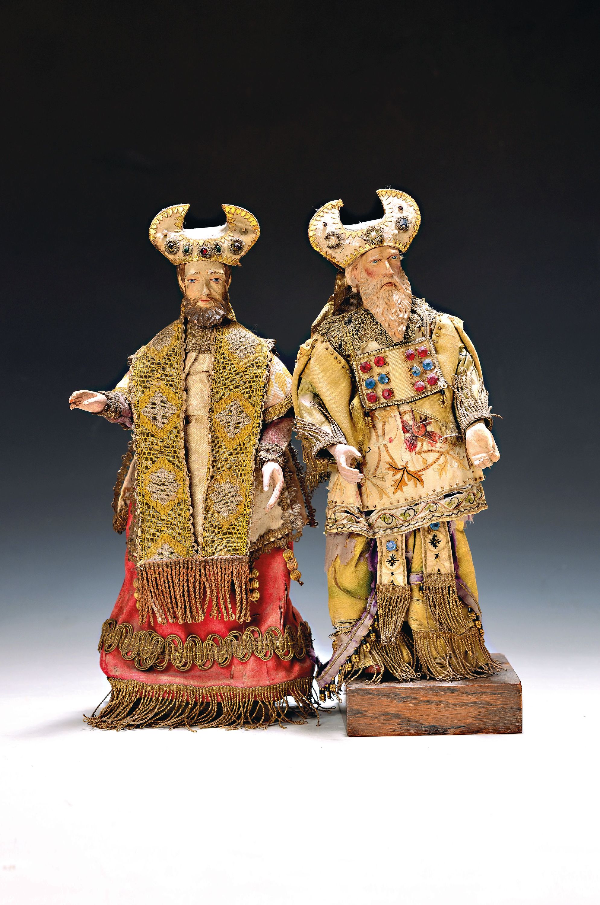 Image 26973990 - Paar Krippefiguren, wohl Neapel, um 1900, z.T. Holz geschnitzt, alte Kleidung, Körper ...