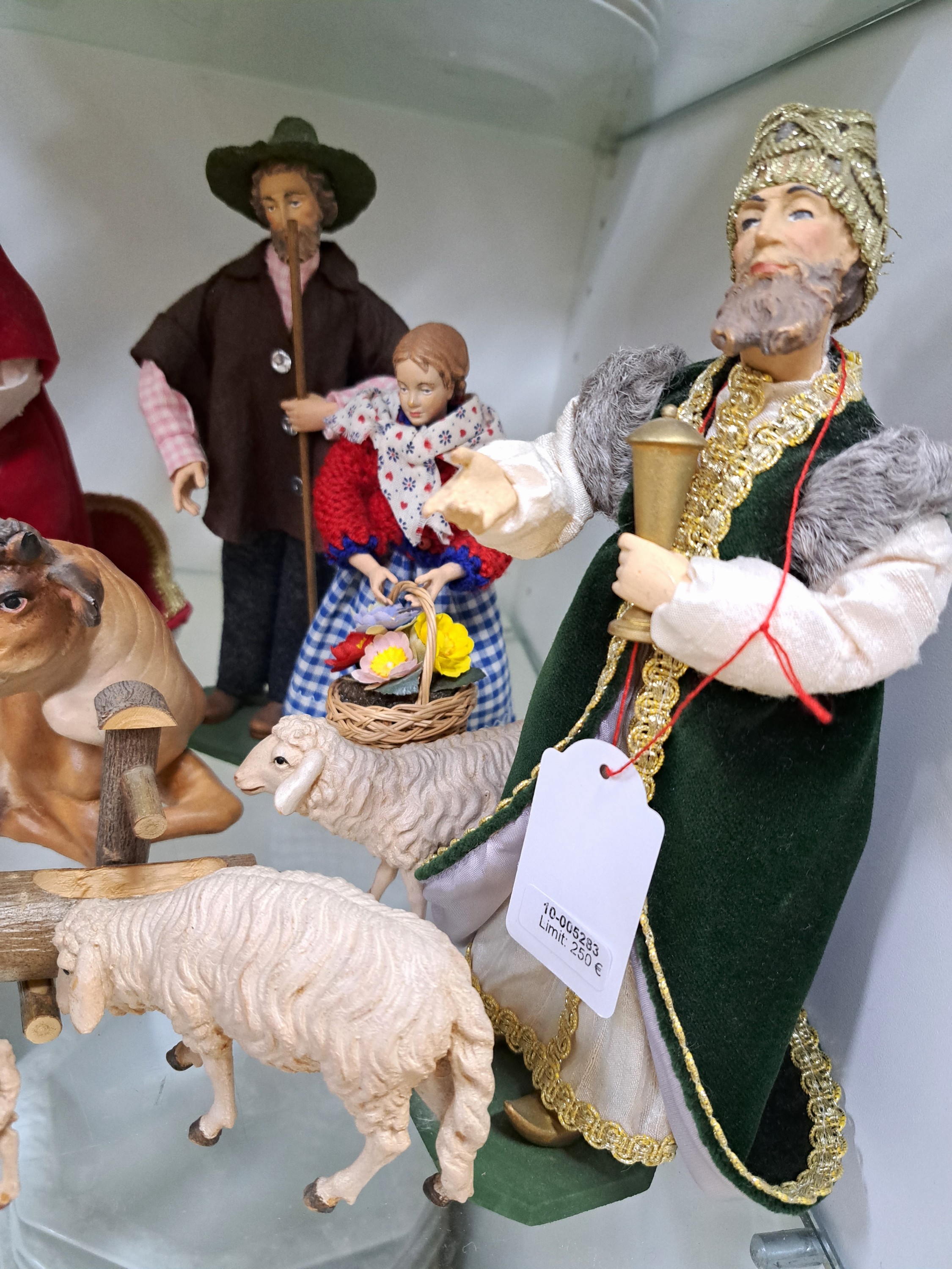 Detail a: Krippenfiguren, 20./21 Jh., Maria, Josef alsHirte, Jesuskind in der Krippe, Ochse, Esel mit Reiter und drei SchafeLamm, Mutter und Tochter, drei Hl. ...
