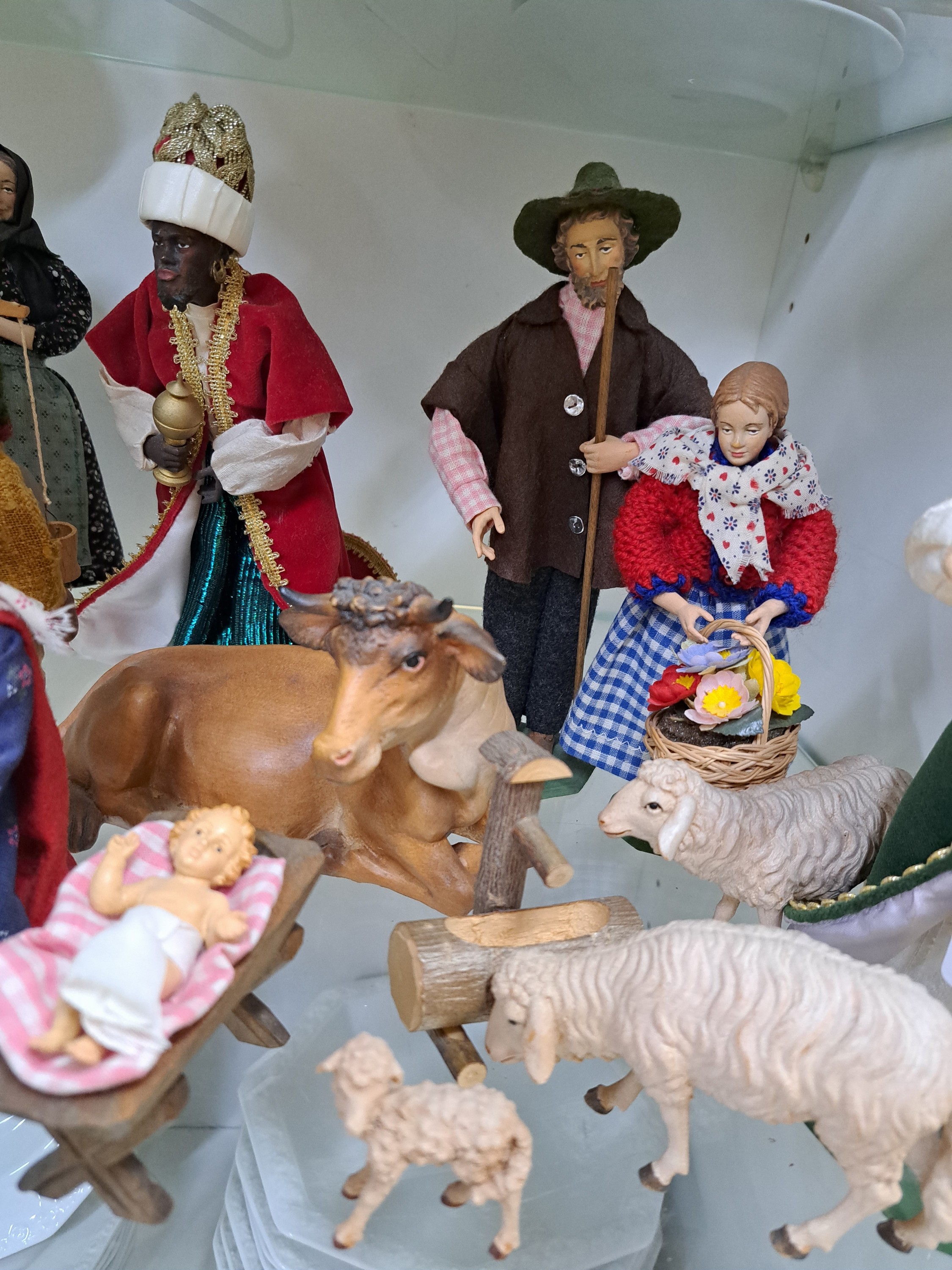 Detail b: Krippenfiguren, 20./21 Jh., Maria, Josef alsHirte, Jesuskind in der Krippe, Ochse, Esel mit Reiter und drei SchafeLamm, Mutter und Tochter, drei Hl. ...