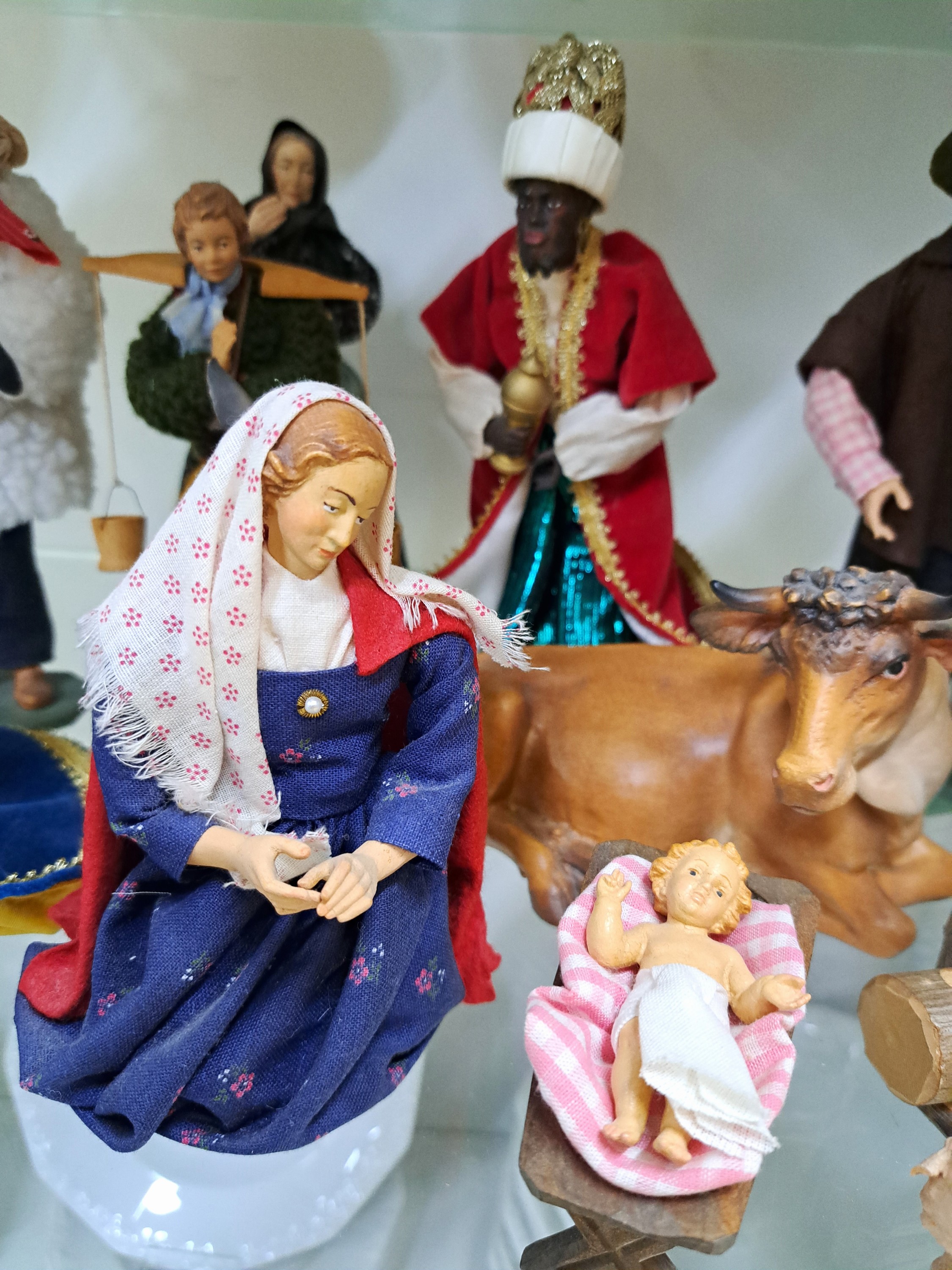 Detail c: Krippenfiguren, 20./21 Jh., Maria, Josef alsHirte, Jesuskind in der Krippe, Ochse, Esel mit Reiter und drei SchafeLamm, Mutter und Tochter, drei Hl. ...