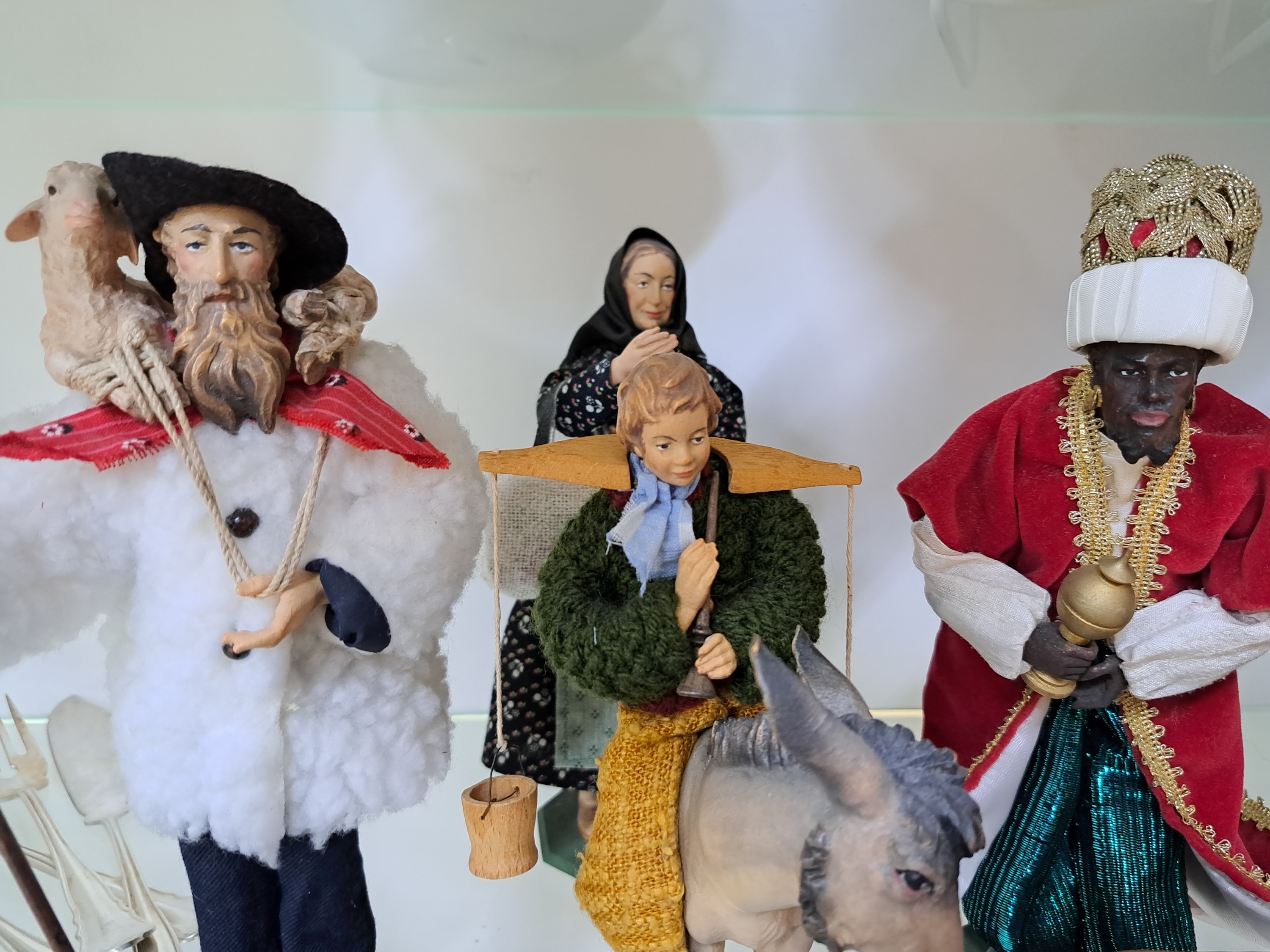 Detail e: Krippenfiguren, 20./21 Jh., Maria, Josef alsHirte, Jesuskind in der Krippe, Ochse, Esel mit Reiter und drei SchafeLamm, Mutter und Tochter, drei Hl. ...