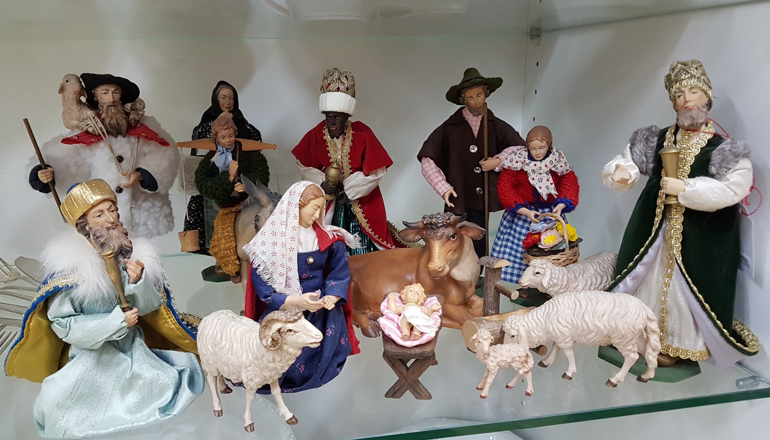 Detail g: Krippenfiguren, 20./21 Jh., Maria, Josef alsHirte, Jesuskind in der Krippe, Ochse, Esel mit Reiter und drei SchafeLamm, Mutter und Tochter, drei Hl. ...