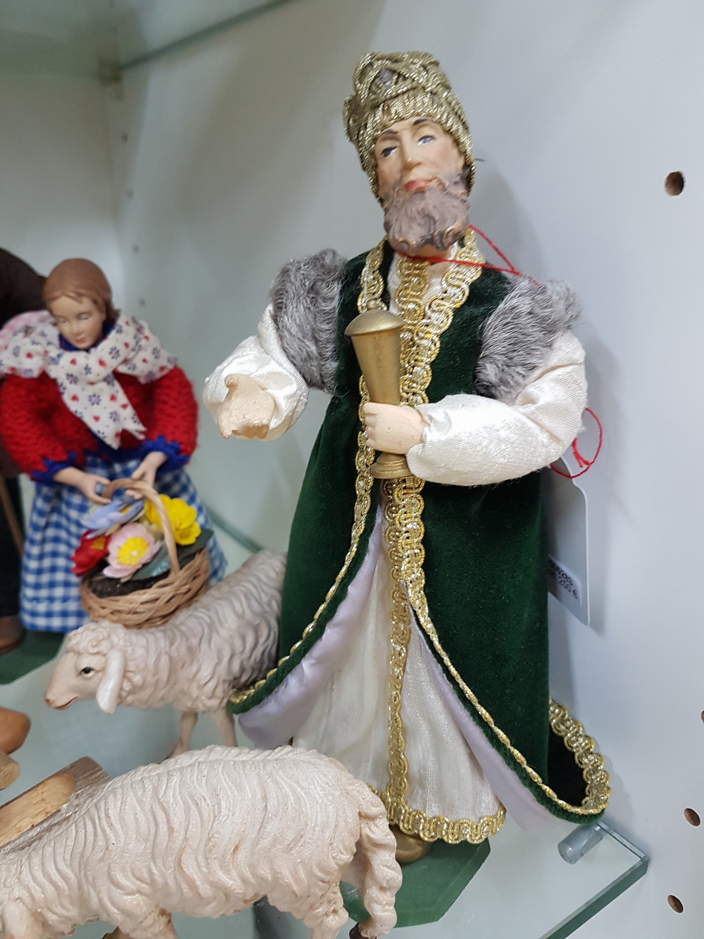 Detail h: Krippenfiguren, 20./21 Jh., Maria, Josef alsHirte, Jesuskind in der Krippe, Ochse, Esel mit Reiter und drei SchafeLamm, Mutter und Tochter, drei Hl. ...