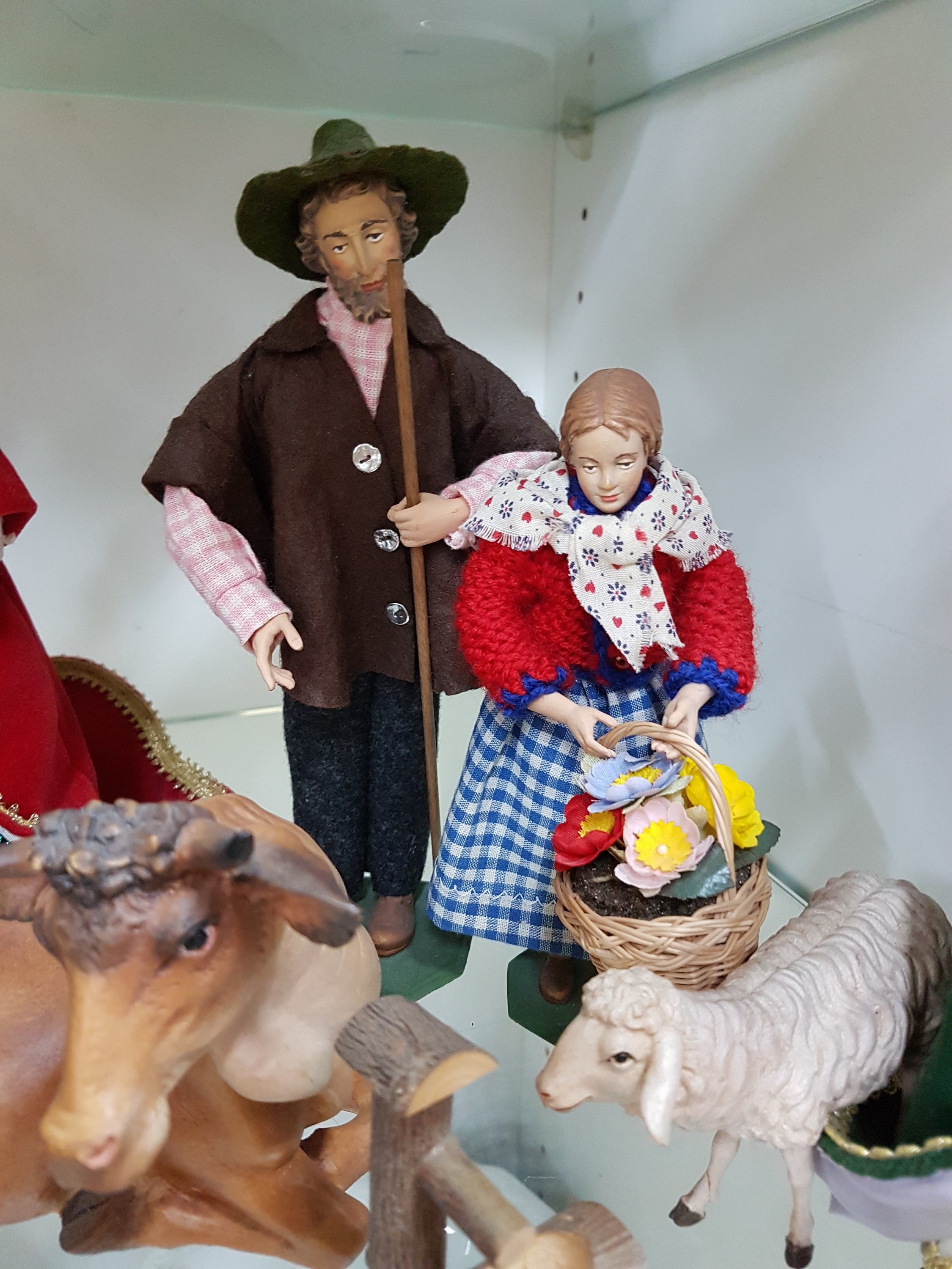 Detail i: Krippenfiguren, 20./21 Jh., Maria, Josef alsHirte, Jesuskind in der Krippe, Ochse, Esel mit Reiter und drei SchafeLamm, Mutter und Tochter, drei Hl. ...