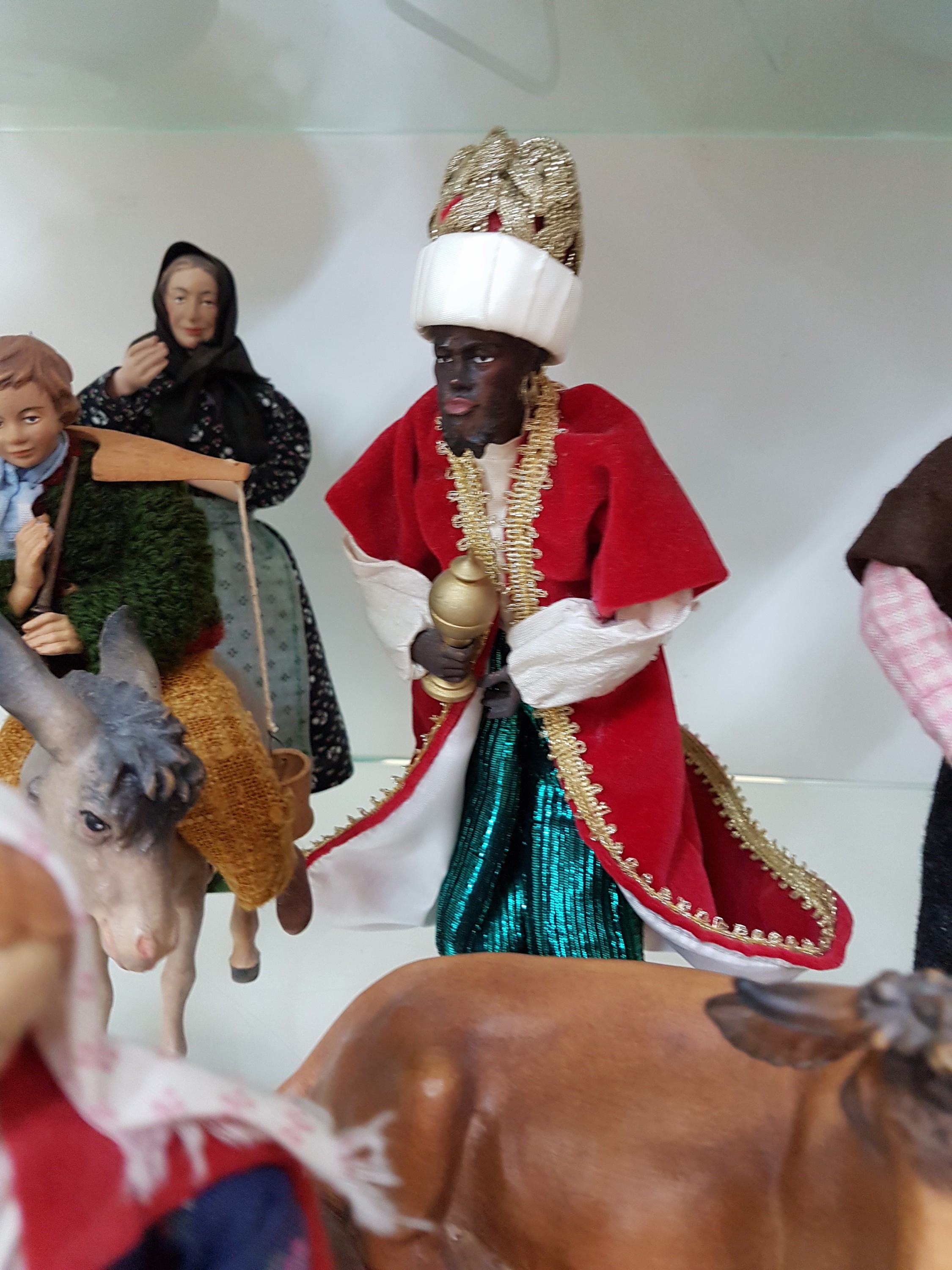 Detail j: Krippenfiguren, 20./21 Jh., Maria, Josef alsHirte, Jesuskind in der Krippe, Ochse, Esel mit Reiter und drei SchafeLamm, Mutter und Tochter, drei Hl. ...
