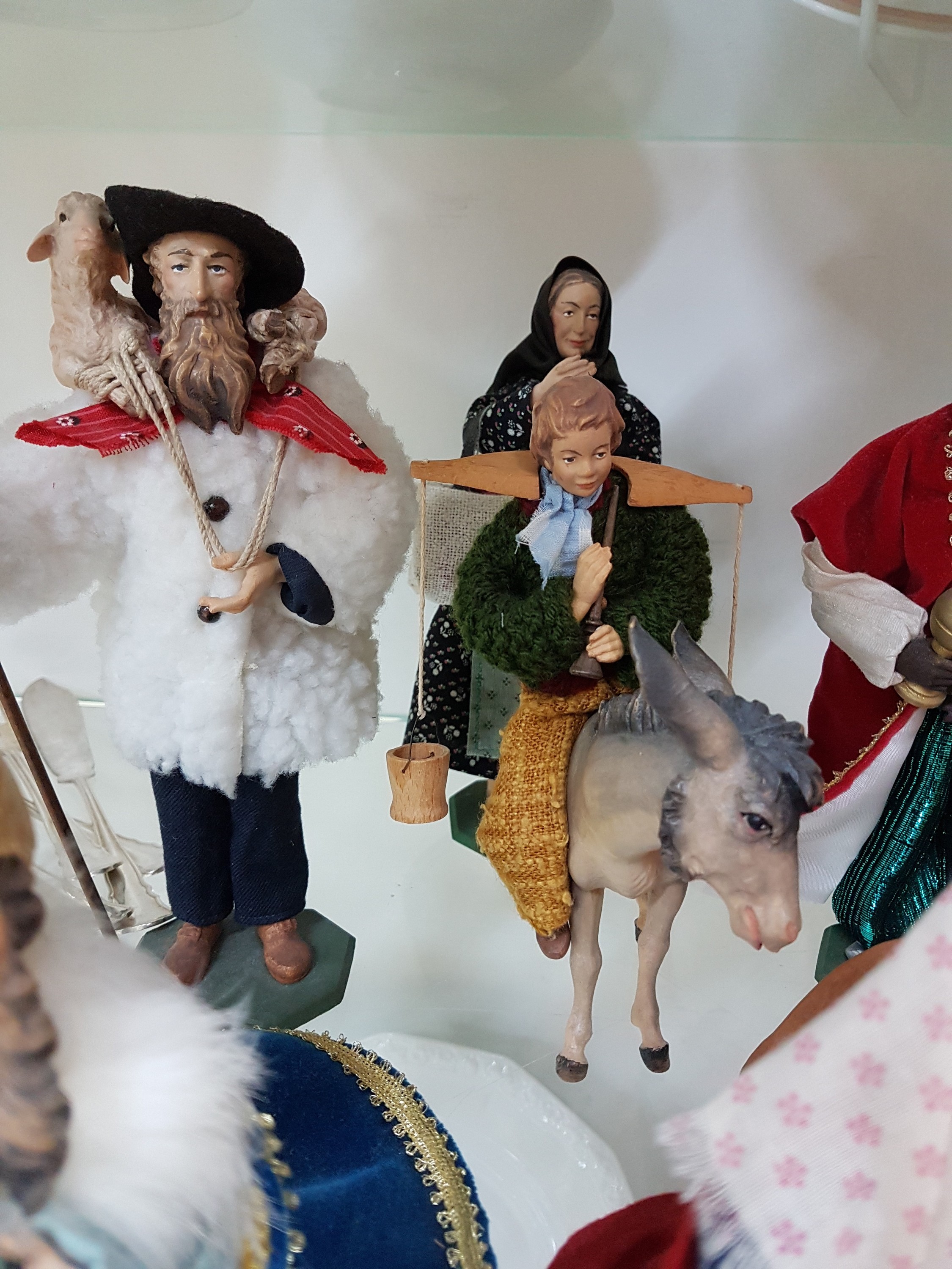 Detail k: Krippenfiguren, 20./21 Jh., Maria, Josef alsHirte, Jesuskind in der Krippe, Ochse, Esel mit Reiter und drei SchafeLamm, Mutter und Tochter, drei Hl. ...