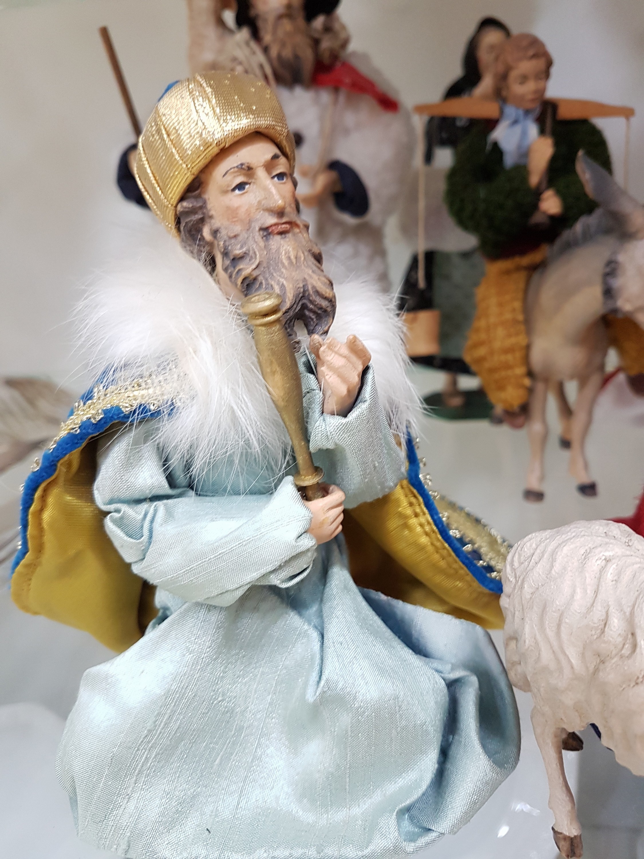 Detail l: Krippenfiguren, 20./21 Jh., Maria, Josef alsHirte, Jesuskind in der Krippe, Ochse, Esel mit Reiter und drei SchafeLamm, Mutter und Tochter, drei Hl. ...