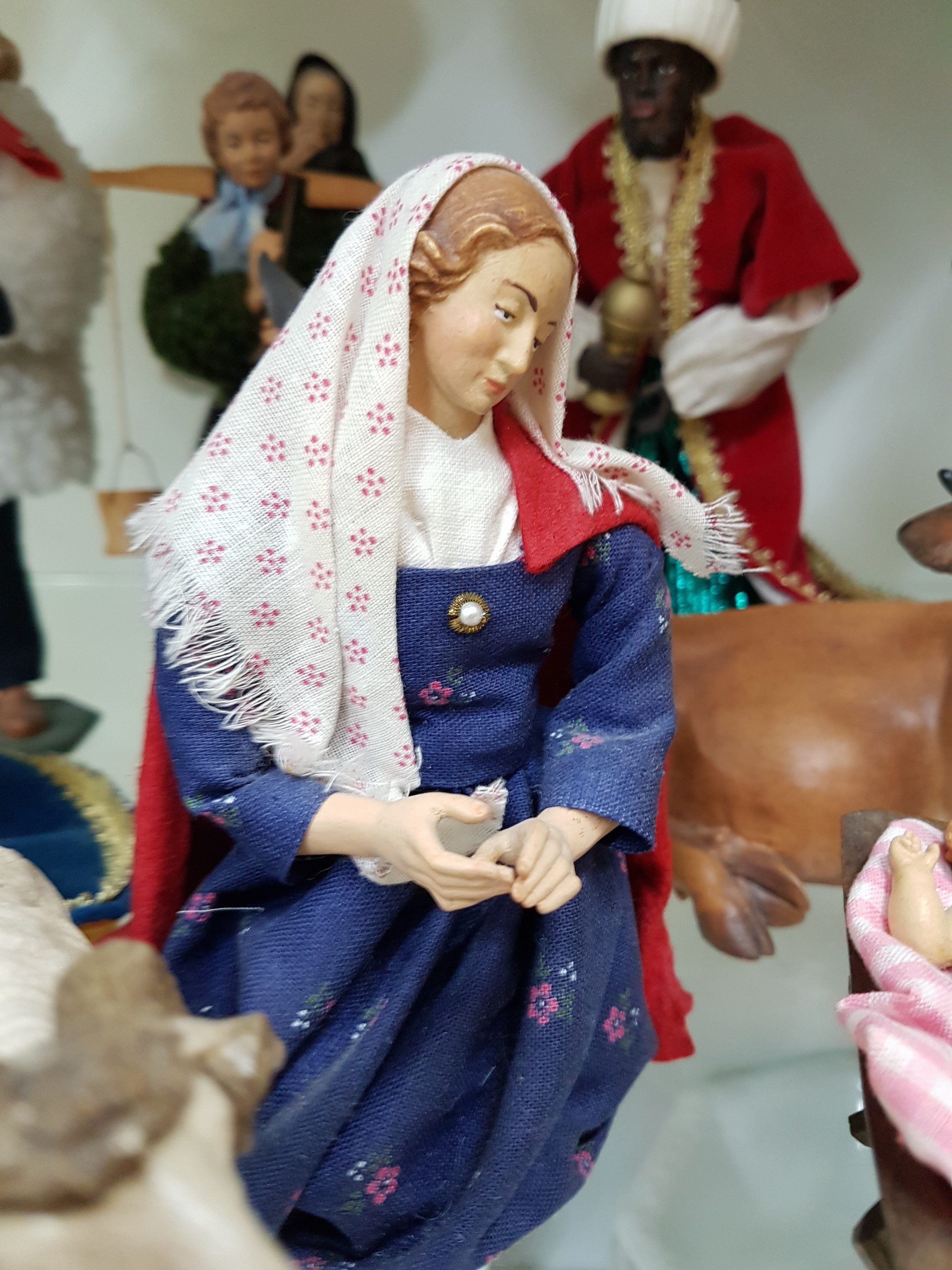 Detail m: Krippenfiguren, 20./21 Jh., Maria, Josef alsHirte, Jesuskind in der Krippe, Ochse, Esel mit Reiter und drei SchafeLamm, Mutter und Tochter, drei Hl. ...