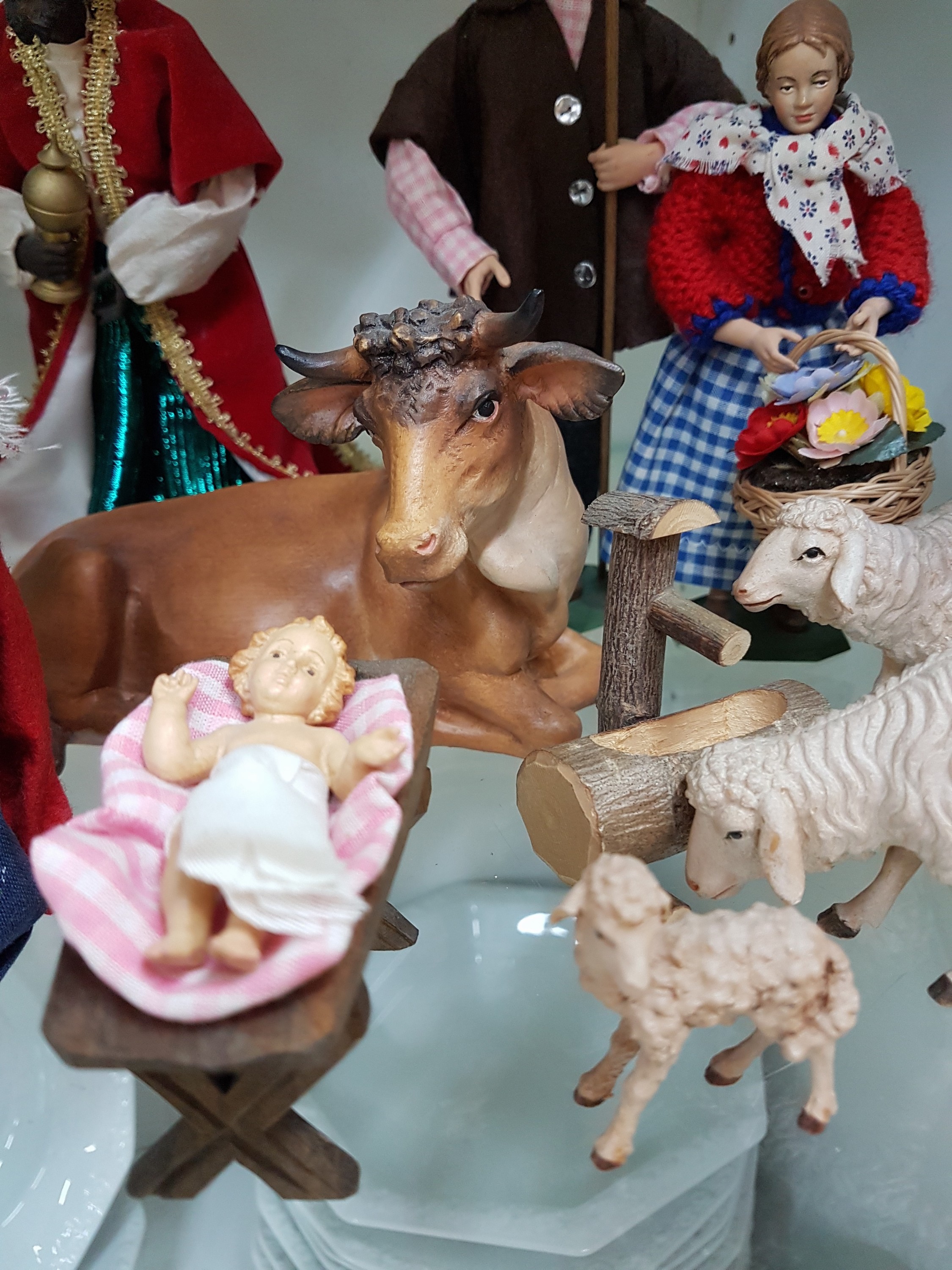 Detail n: Krippenfiguren, 20./21 Jh., Maria, Josef alsHirte, Jesuskind in der Krippe, Ochse, Esel mit Reiter und drei SchafeLamm, Mutter und Tochter, drei Hl. ...