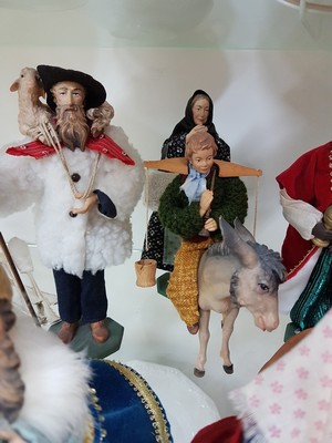 26973992k - Krippenfiguren, 20./21 Jh., Maria, Josef alsHirte, Jesuskind in der Krippe, Ochse, Esel ...