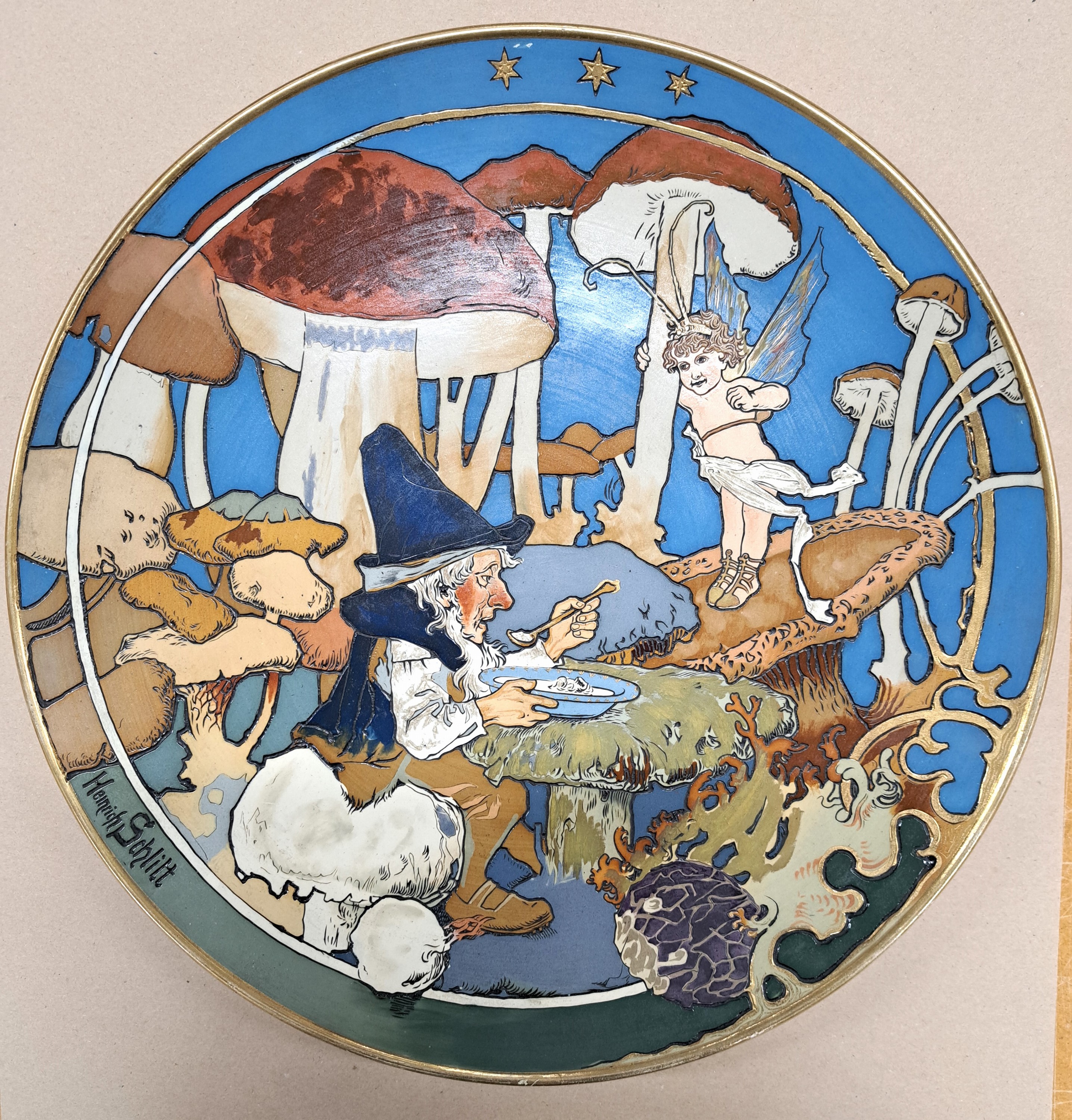 Detail a: Heinrich Schlitt, 1949 - 1923, Märchen-Wandteller, Villeroy & Boch, Mettlach, Modellnr. 2697, Märchenszene mit essendem Zwerg, in Pilzlandschaft ...