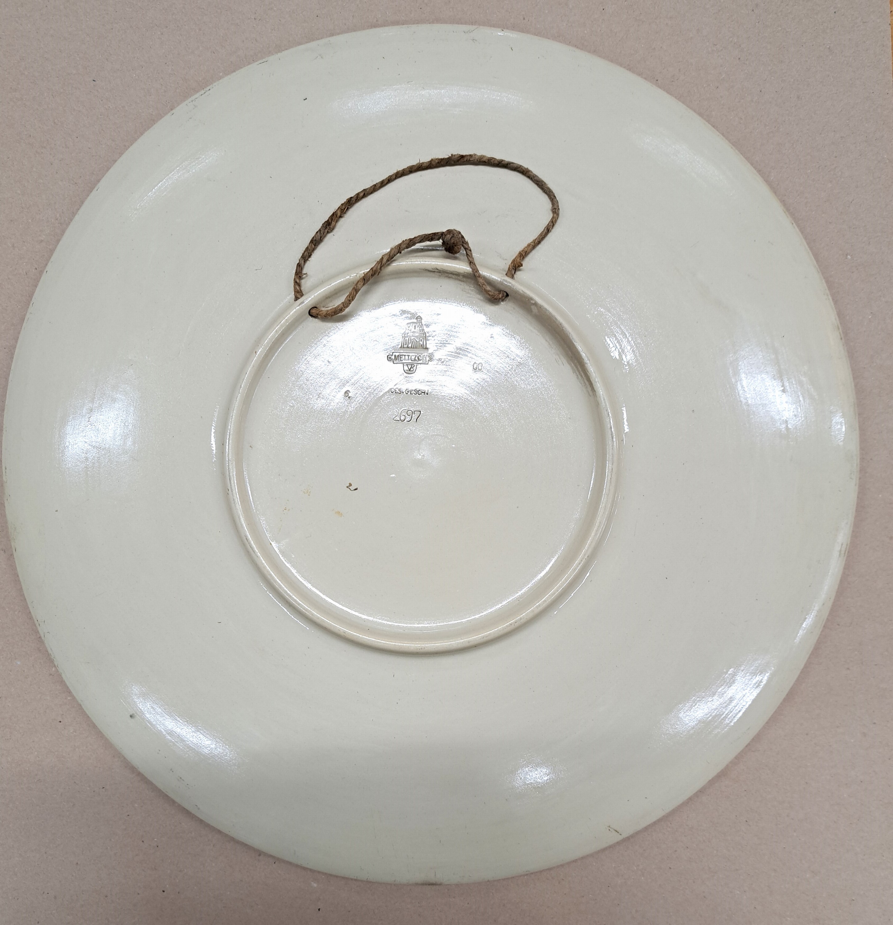 Detail c: Heinrich Schlitt, 1949 - 1923, Märchen-Wandteller, Villeroy & Boch, Mettlach, Modellnr. 2697, Märchenszene mit essendem Zwerg, in Pilzlandschaft ...