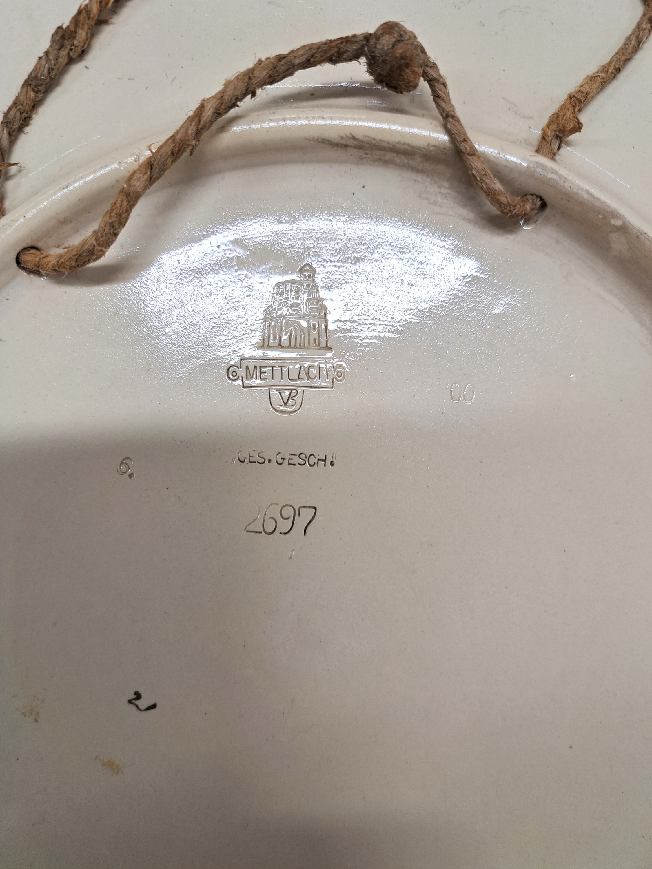 Detail d: Heinrich Schlitt, 1949 - 1923, Märchen-Wandteller, Villeroy & Boch, Mettlach, Modellnr. 2697, Märchenszene mit essendem Zwerg, in Pilzlandschaft ...