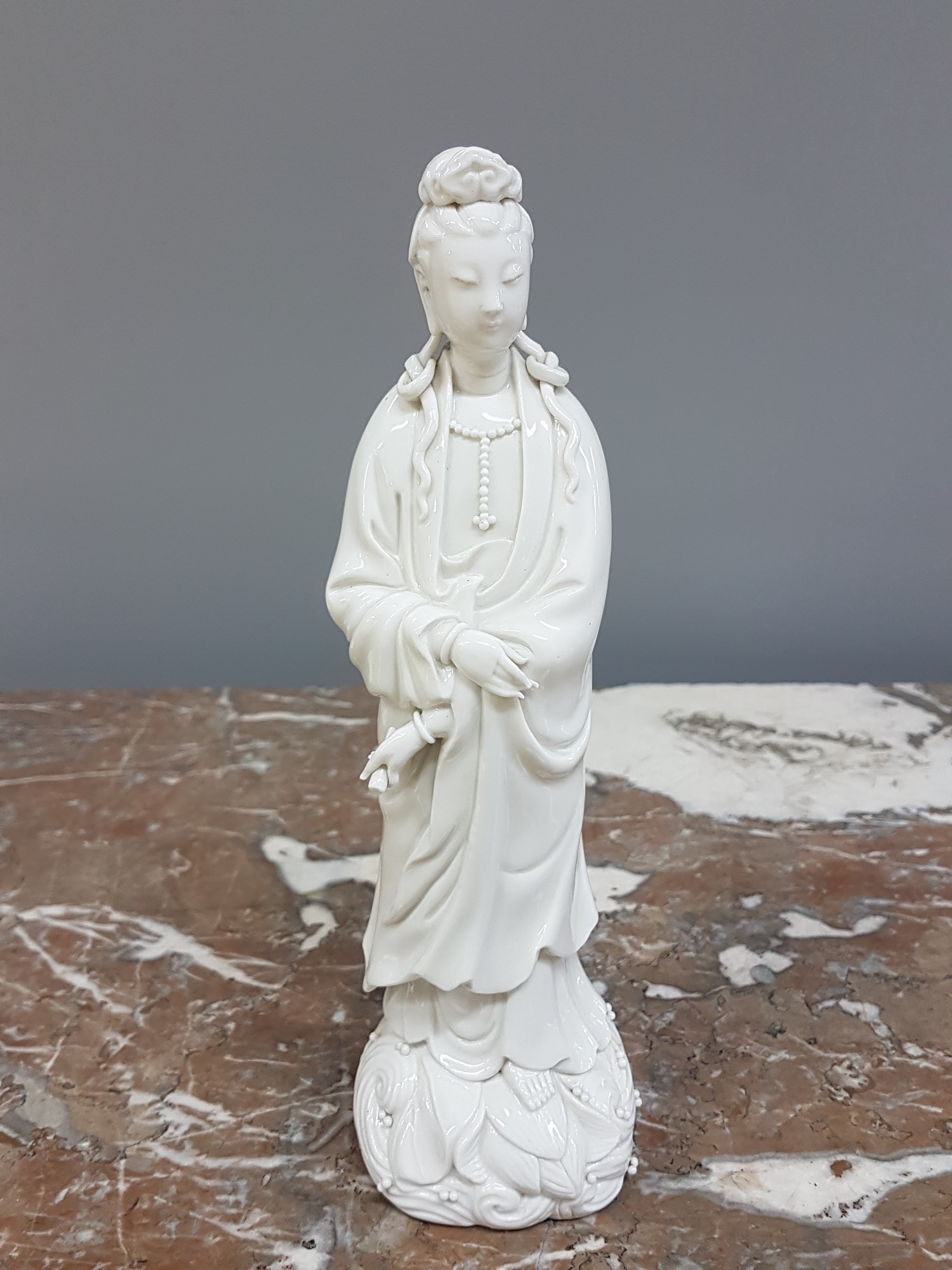Detail a: Guan Yin, Porzellanfigur, China, wohl um 1900, blanc de chine, feine Ausarbeitung, H. 26 cm