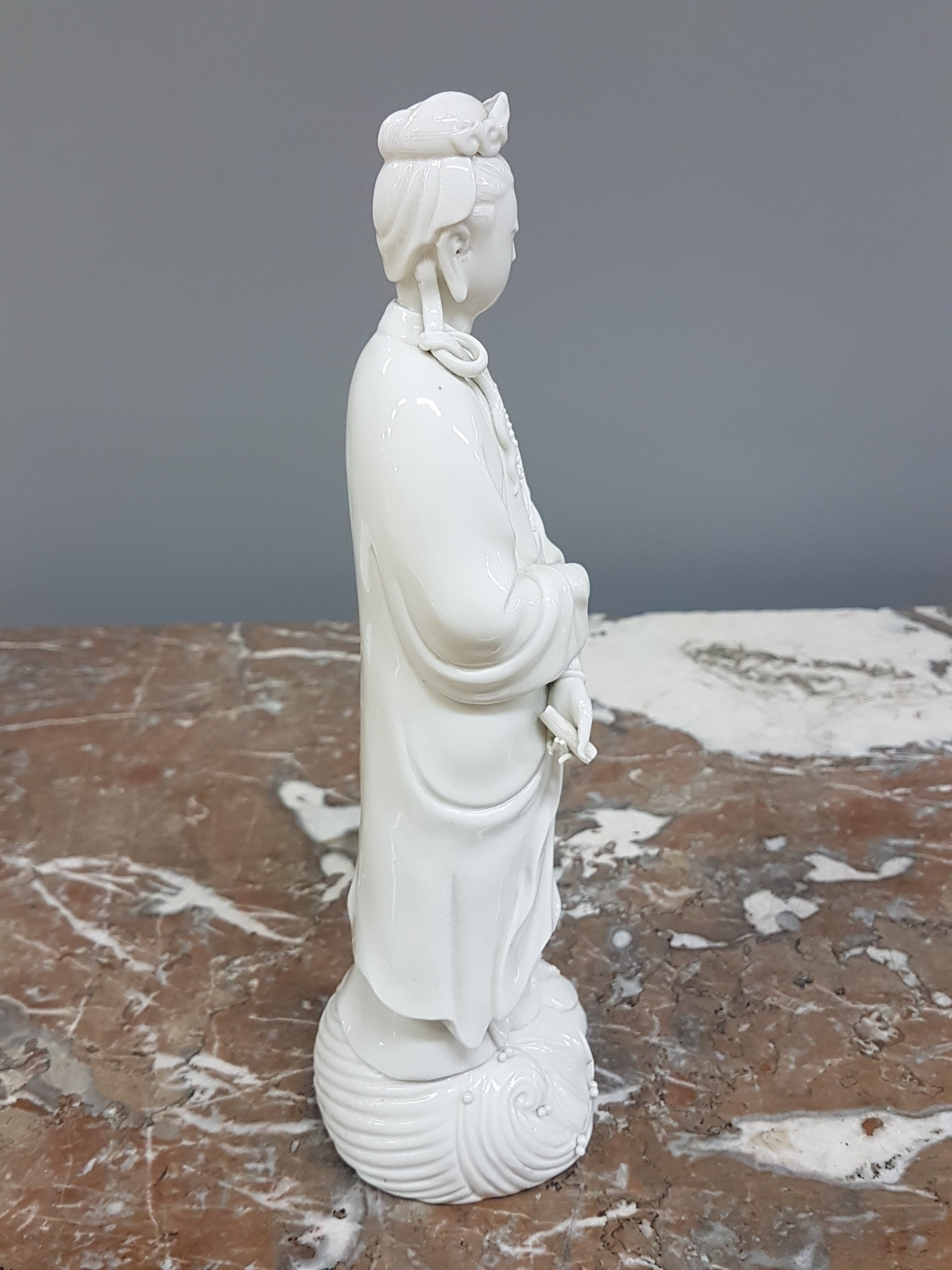 Detail b: Guan Yin, Porzellanfigur, China, wohl um 1900, blanc de chine, feine Ausarbeitung, H. 26 cm