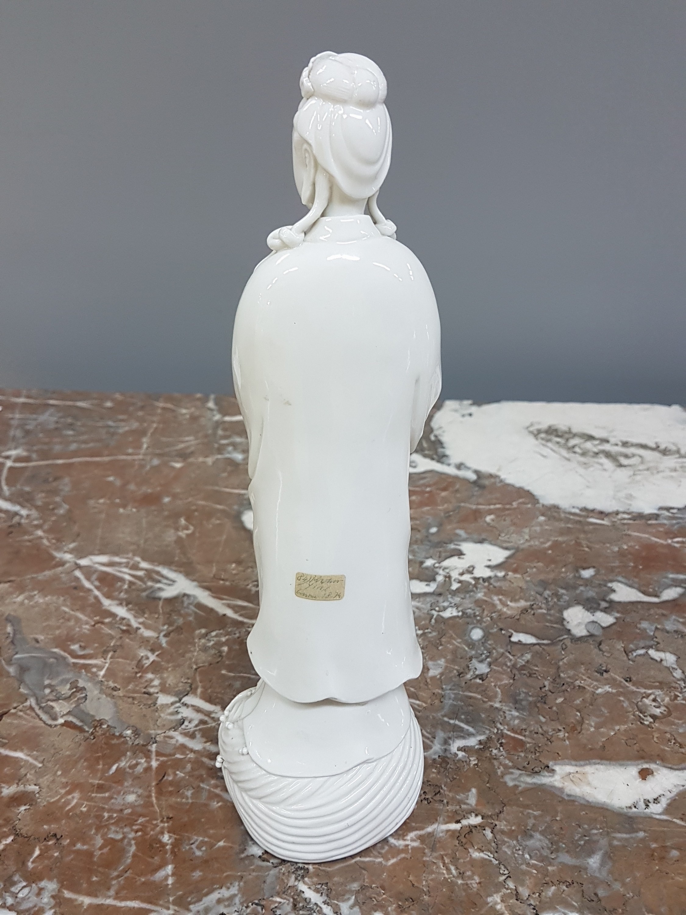 Detail c: Guan Yin, Porzellanfigur, China, wohl um 1900, blanc de chine, feine Ausarbeitung, H. 26 cm