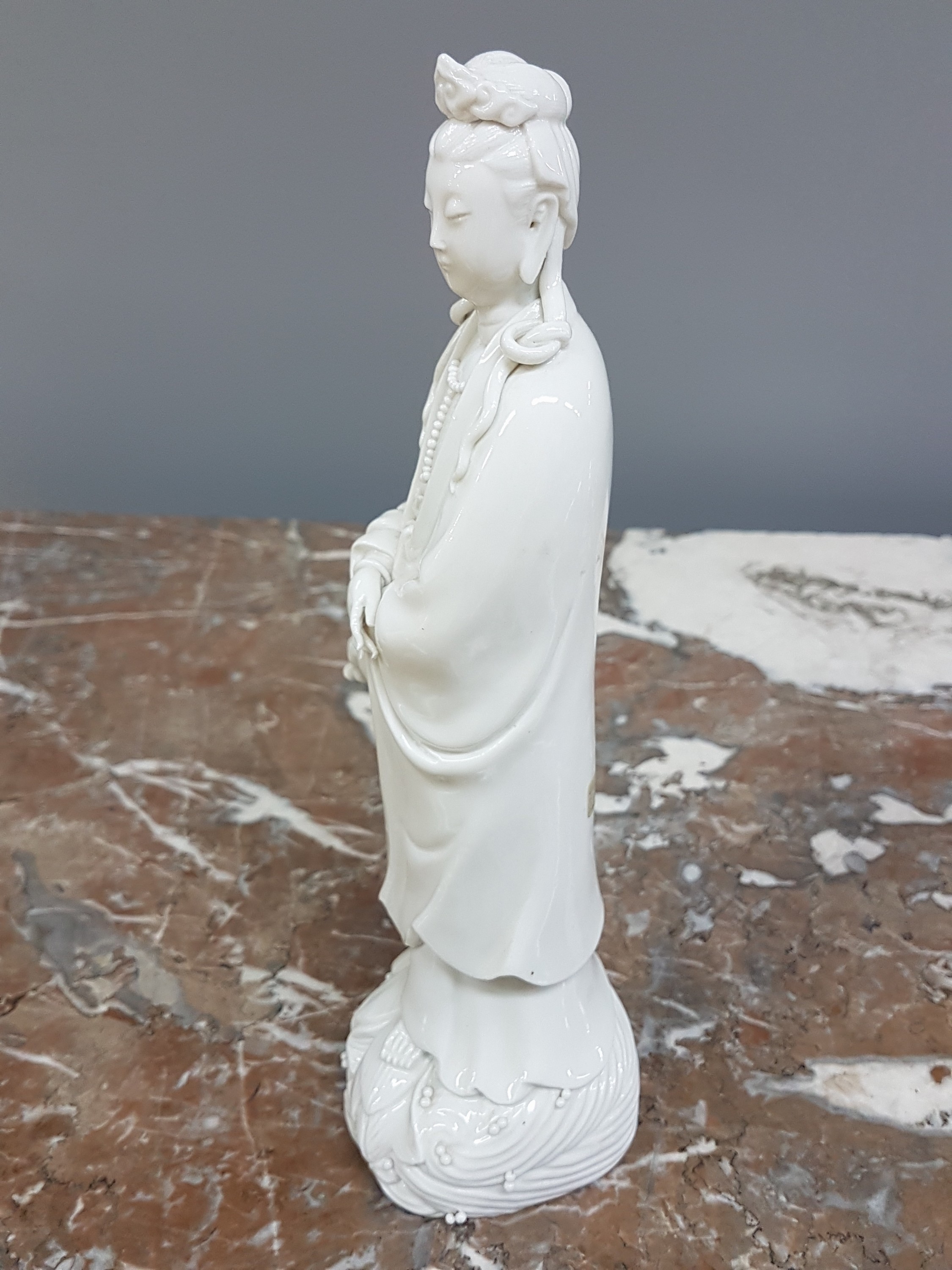 Detail d: Guan Yin, Porzellanfigur, China, wohl um 1900, blanc de chine, feine Ausarbeitung, H. 26 cm