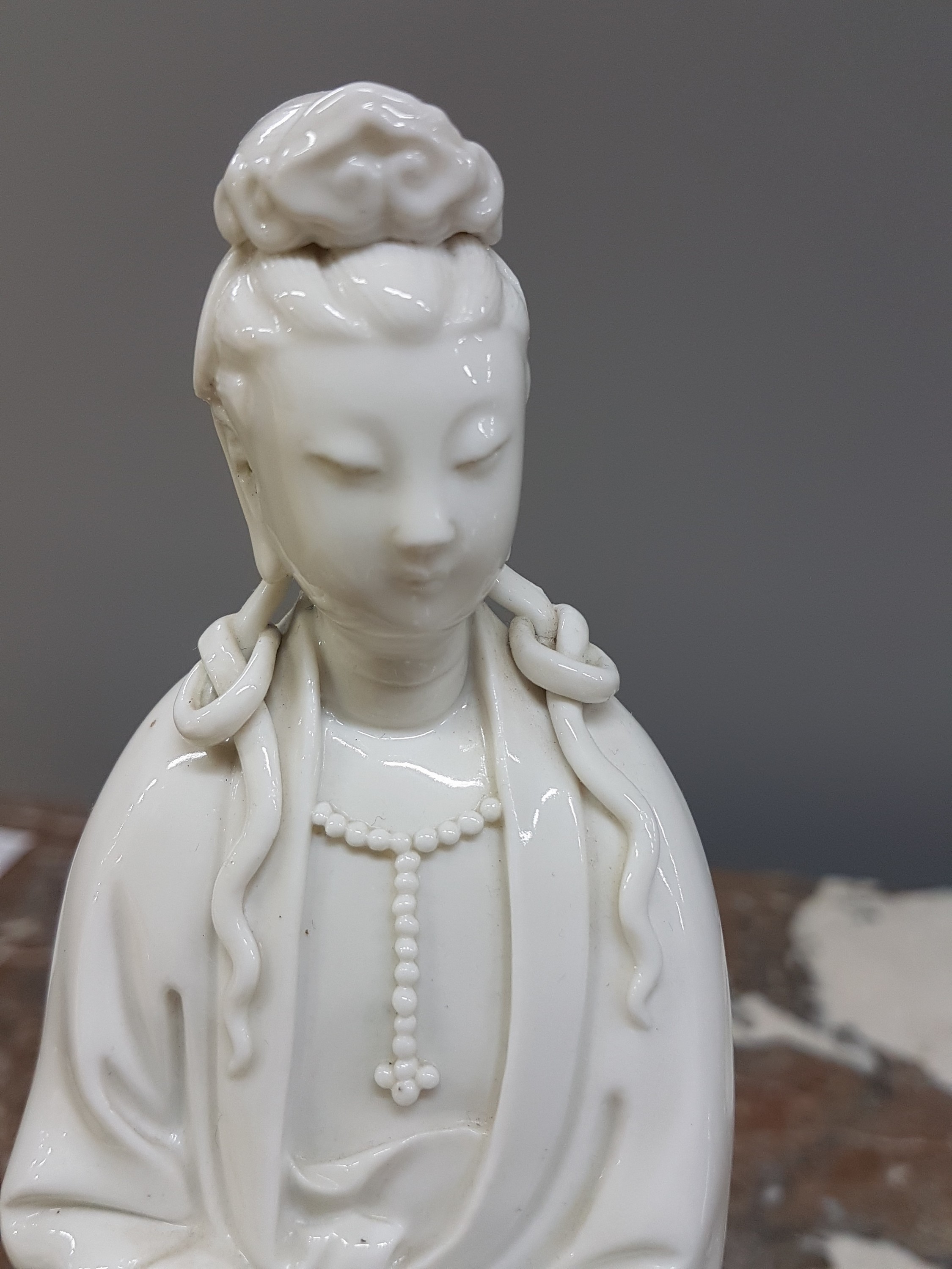 Detail e: Guan Yin, Porzellanfigur, China, wohl um 1900, blanc de chine, feine Ausarbeitung, H. 26 cm