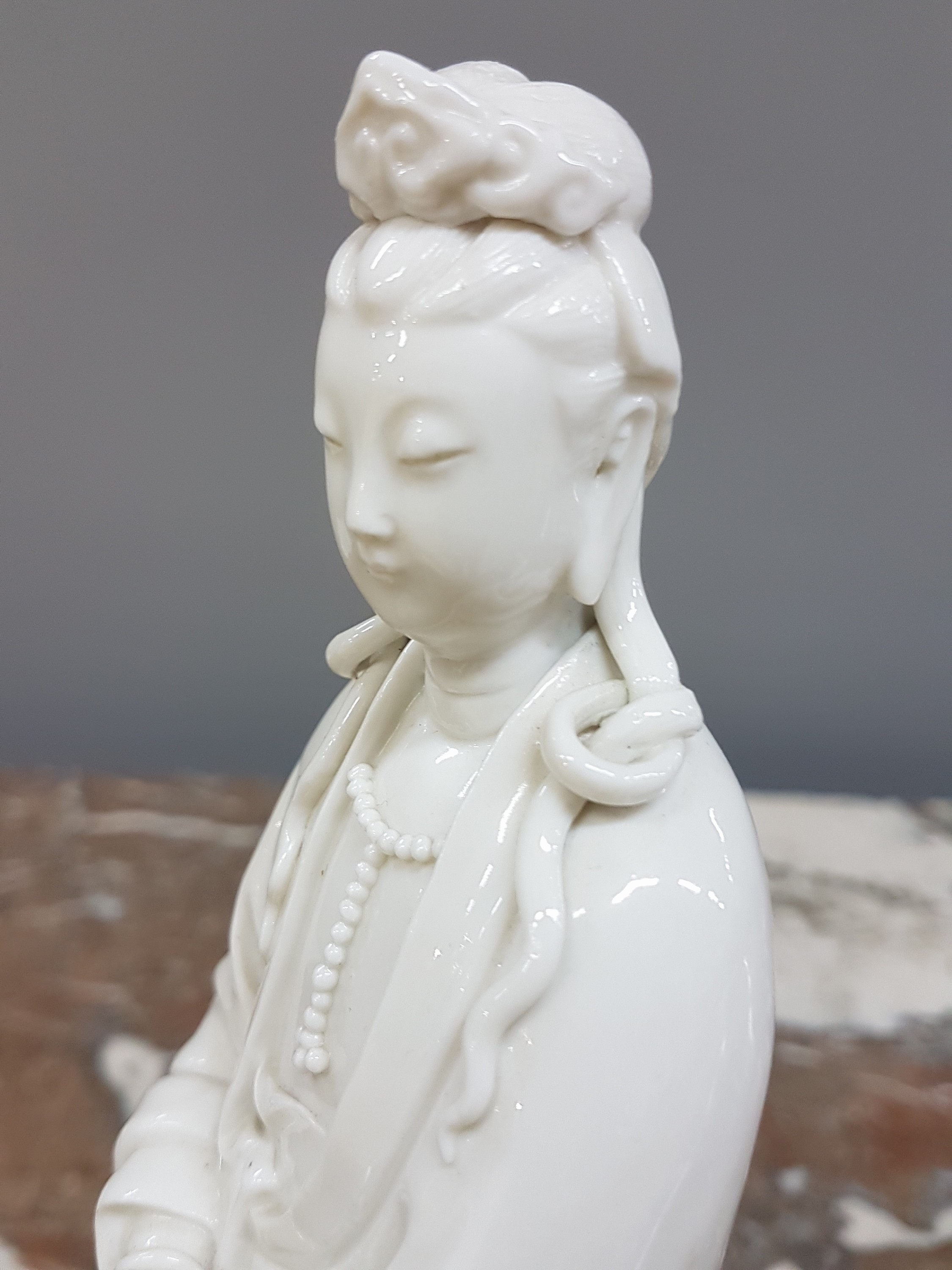 Detail f: Guan Yin, Porzellanfigur, China, wohl um 1900, blanc de chine, feine Ausarbeitung, H. 26 cm
