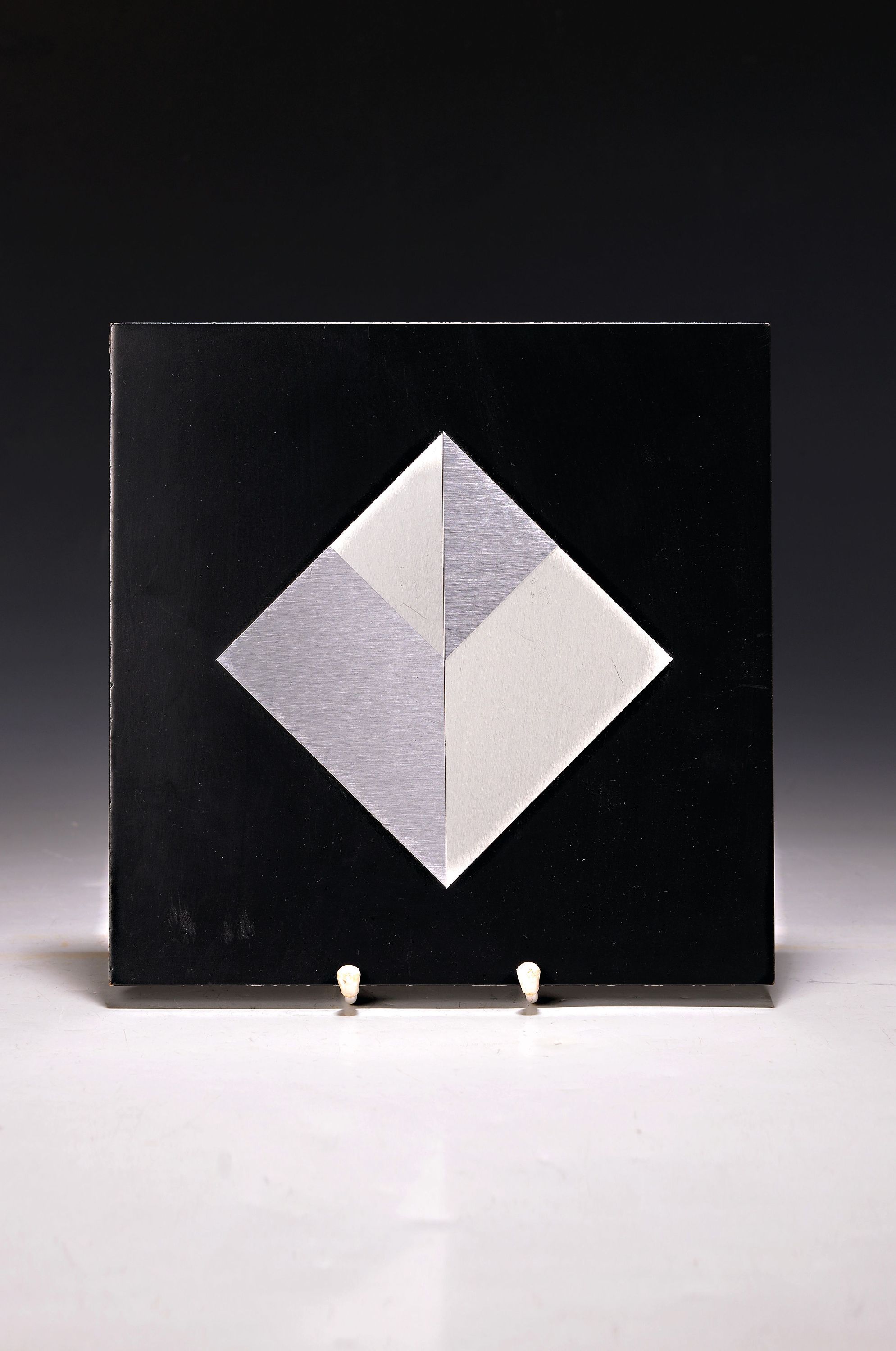 Getulio Alviani, geb. 1939 in Udine, Mailand, Maler und Designer, hier: Platte, Testura Vibratile, schwarze Holzplattemit aufgelgten Aluminiumfelder, ...