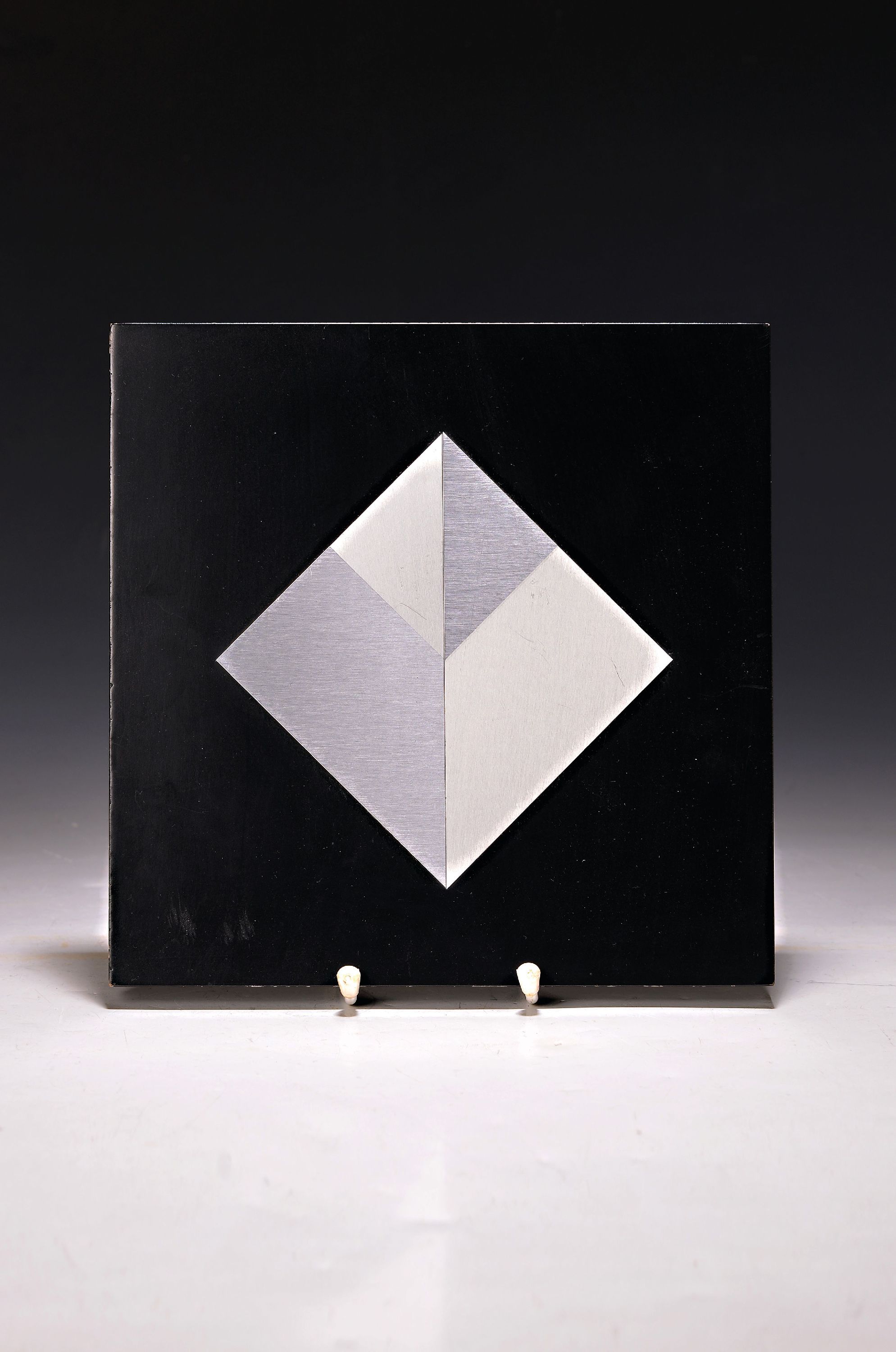 Detail k: Getulio Alviani, geb. 1939 in Udine, Mailand, Maler und Designer, hier: Platte, Testura Vibratile, schwarze Holzplattemit aufgelgten Aluminiumfelder, ...