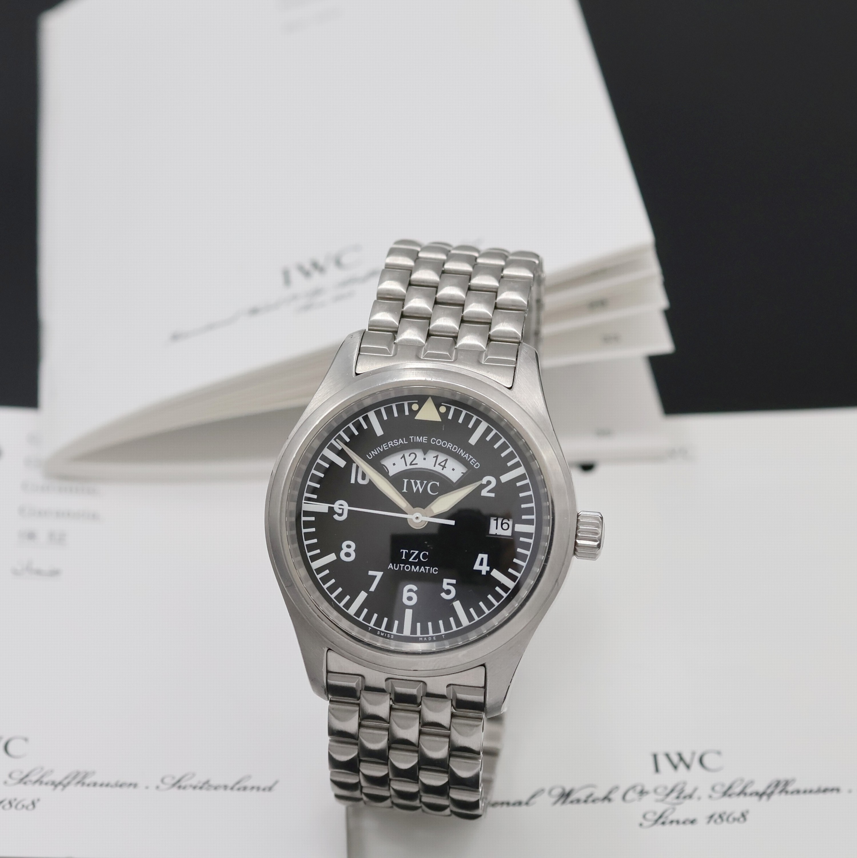 IWC Die Fliegeruhr UTC Herrenarmbanduhr Referenz 3251, Automatik, Schweiz um 1998, Edelstahlgeh. inkl. orig. Gliederband m. Faltschl., Boden und ...