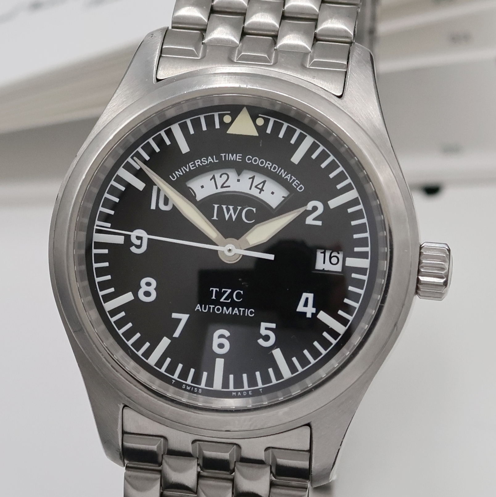 Detail a: IWC Die Fliegeruhr UTC Herrenarmbanduhr Referenz 3251, Automatik, Schweiz um 1998, Edelstahlgeh. inkl. orig. Gliederband m. Faltschl., Boden und ...