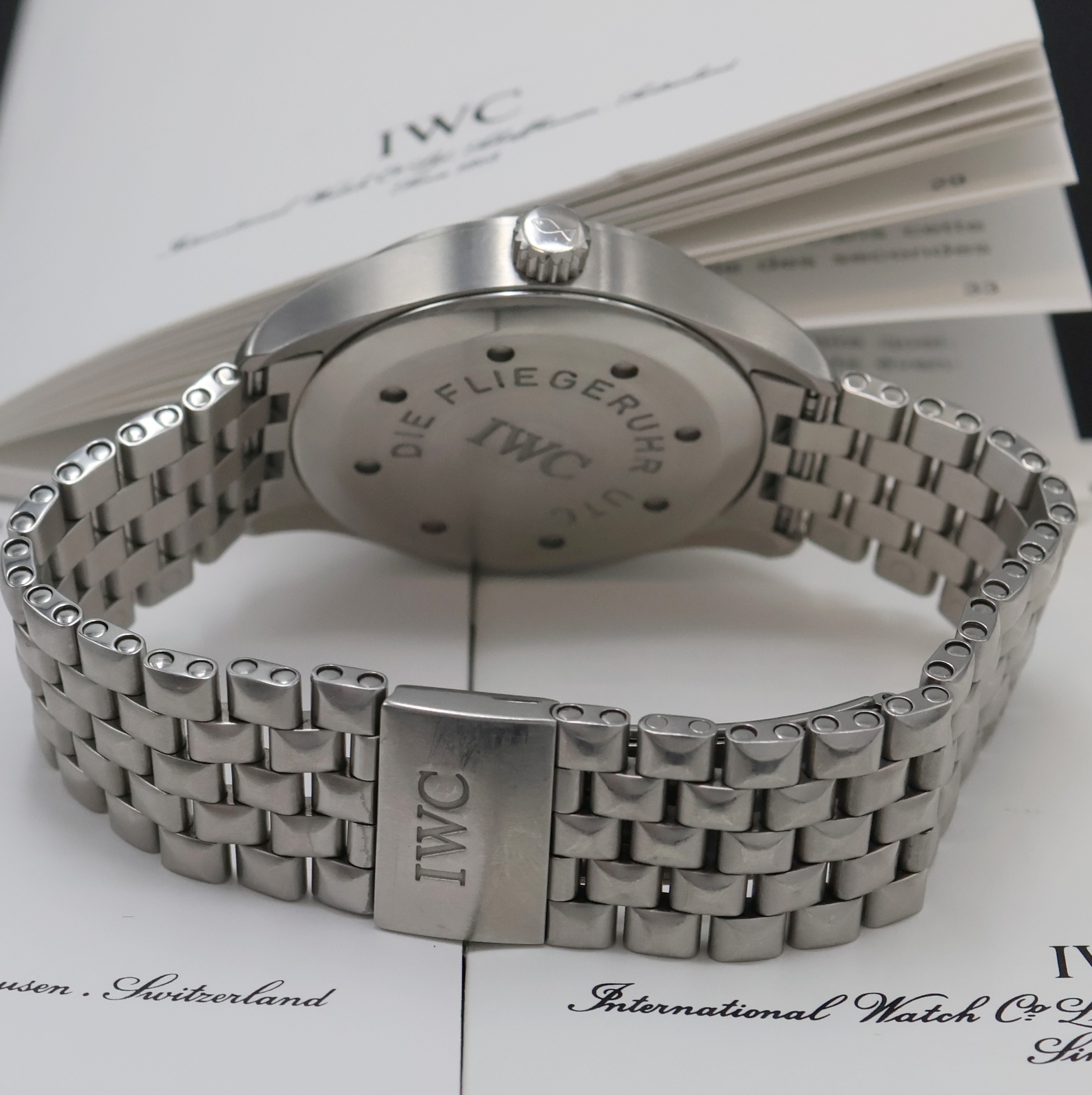 Detail b: IWC Die Fliegeruhr UTC Herrenarmbanduhr Referenz 3251, Automatik, Schweiz um 1998, Edelstahlgeh. inkl. orig. Gliederband m. Faltschl., Boden und ...