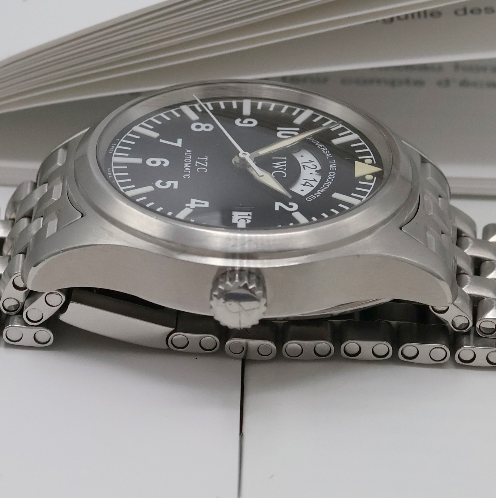 Detail c: IWC Die Fliegeruhr UTC Herrenarmbanduhr Referenz 3251, Automatik, Schweiz um 1998, Edelstahlgeh. inkl. orig. Gliederband m. Faltschl., Boden und ...