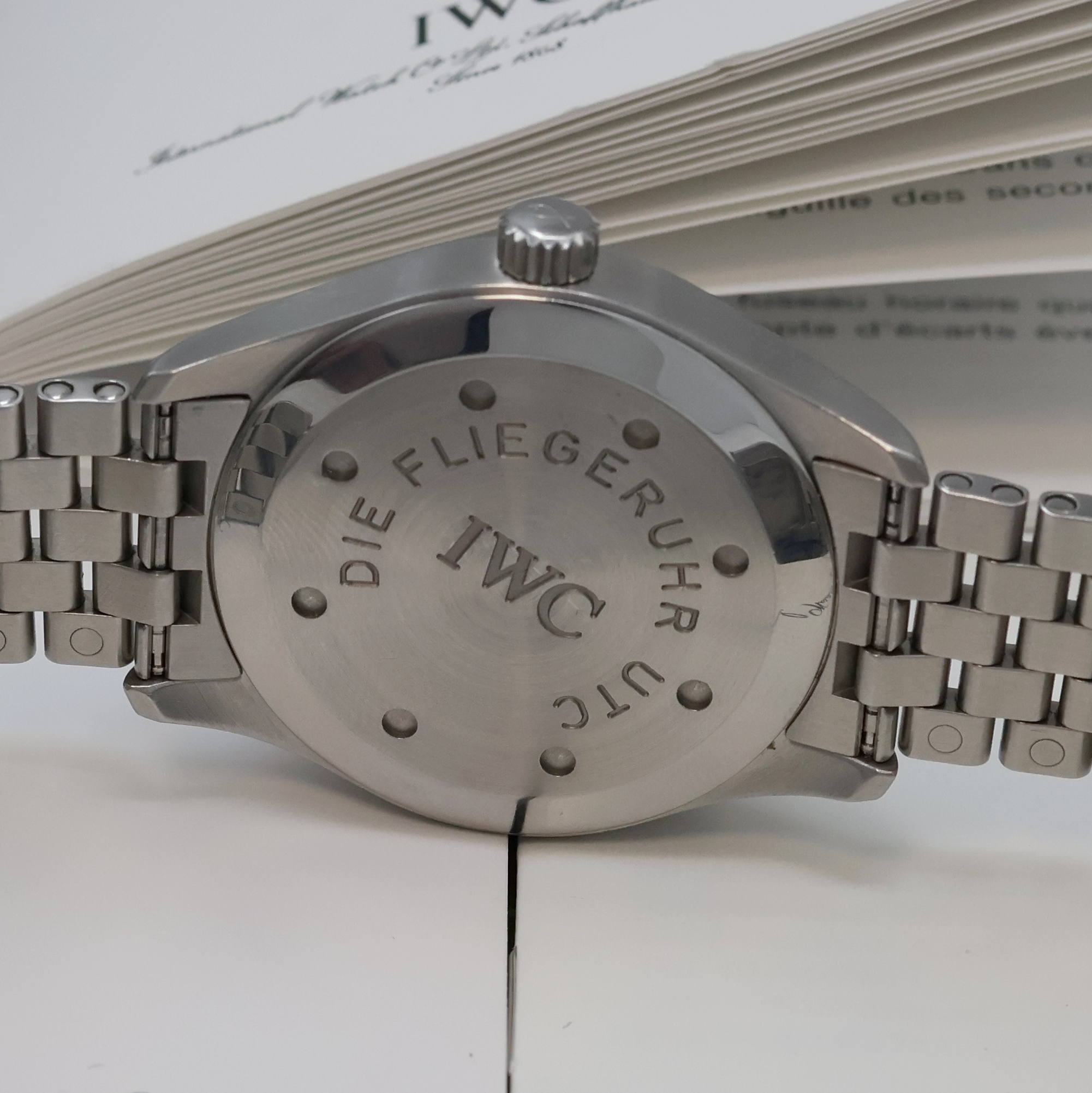 Detail d: IWC Die Fliegeruhr UTC Herrenarmbanduhr Referenz 3251, Automatik, Schweiz um 1998, Edelstahlgeh. inkl. orig. Gliederband m. Faltschl., Boden und ...